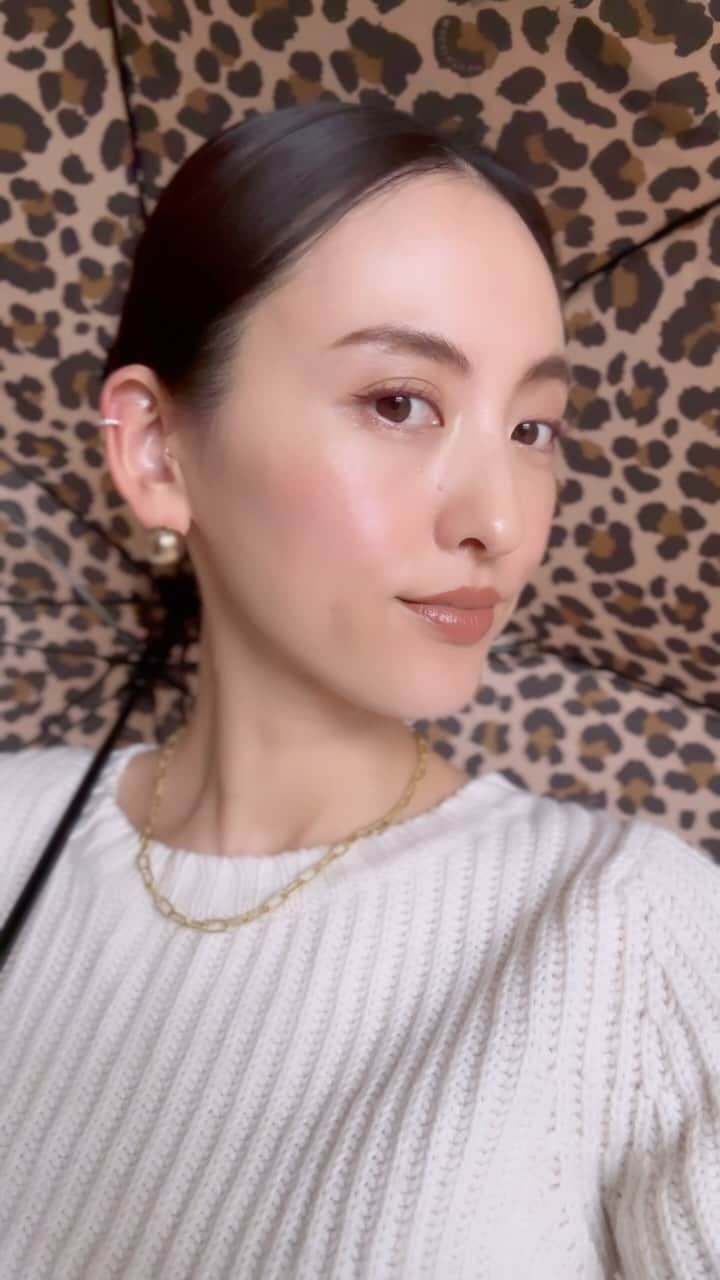 尾形沙耶香のインスタグラム：「お気に入りのモノトーンコーデに @didion_beauty  の新色💄&アイシャドウを♡  #bwoutfit 🦨 #makeupidea  #happyrainyday ☔️ #pr」
