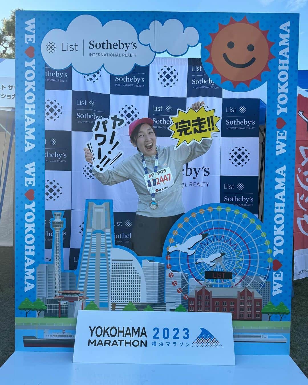 あいすけさんのインスタグラム写真 - (あいすけInstagram)「横浜マラソンを走りました。  ①スタート前、足の長さの最終調整にはいる私。 ②スタート地点への行き方を何度も確認する私。結局スタッフさんに聞いてたどり着く。 ③スタート直前。背中のゼッケンがちょっとゆがんでるけど気づいてはいない私。 ④あと12.195kmここからは未知の領域。(絶望中) ⑤どば師匠とぺろ愛男爵。一番心折れそうな時に会えた。奇跡の2人。嬉しかった。ゆずに見えた。 ⑥ゴール直後。柔道以外でメダルもらったのはいつぶりだろうか。喜びが込み上げる。(このあと一週間カバンに入れて色んなところで見せびらかす) ⑦ステージに飛び入り参加中の私。坂本さんが私を見て一瞬で素になりました。 ⑧最高の42.195kmでした！！帰りもランニングして帰りたい気分です！！ ⑨嘘です立てません。起こしてもらえませんか？ ⑩打ち上げでステーキを食べる父親。手がデカい。  生まれて初めてフルマラソンに挑戦しました。 本番までコソコソと近所や公園を走り練習はしてきましたが、フルマラソンは未知過ぎます。 5kmの時点で、あぁなんで私はフルにエントリーしちゃったんだろうと既に後悔しながらのラン。ゴールはあまりにも遠すぎました。 しかし、マラソンって凄いです。走っている最中、自分だけじゃない誰かの力が確実に加わるんです。沿道の応援。たった今、自分の目の前を駆け抜けようとしている初対面の人に対して信じられないくらい熱い応援をしてくれるんです。本当にここだけの話なんですが、私あまりにも嬉しくて泣きましたね。15kmくらいのところで、まぁ涙が止まらない。隣を走っていたおじさんが私が泣いてるのに気づいたみたいで、きっとこの子相当きついんだなぁと思ったんだと思います。｢ナイスラン！ナイスラン！自分のペースで行きましょう！｣って。おじさんやめて、もっと泣いちゃう。きっとおじさんだってそんなに楽じゃないはずなのに。 最後の最後はもう足も痛いし気力でどうにか動かしてる感じでした。がんばれ！とか、足動いてるよー！ゴールはもうそこだよー！とかたくさんの人の声掛けに励まされどうにはゴールすることができました。 ゴール直後は、もう走るもんか！！！と思っていましたが、今結構走りたくなっています。こわいです自分が。でも本当に走って良かった。 応援ありがとうございました！！！ #横浜マラソン#横浜マラソン2023」11月14日 15時48分 - aisuke.aokiai