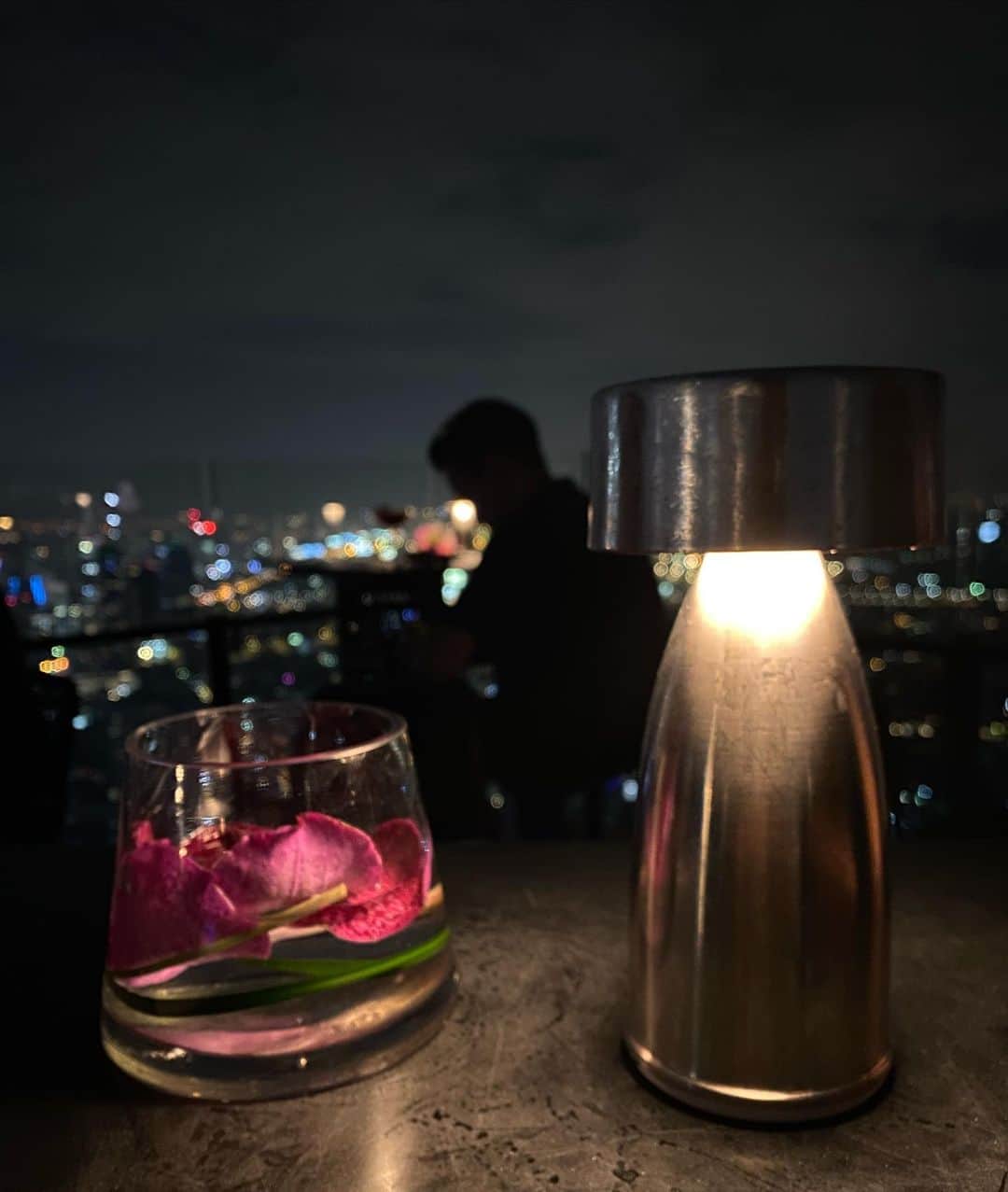 Roseさんのインスタグラム写真 - (RoseInstagram)「🍸🌕🍸  バンヤンツリー・バンコクホテル 61階にあるルーフトップ ダイニング＆バー🥂  『Vertigo & Moon Bar』  @banyantreebangkok  @moonbarbangkok   綺麗な景色と雰囲気のなかで飲むお酒は格別🍹 🌺🌙  #バンコク #バンコクルーフトップバー  #バンヤンツリーバンコク #ムーンバー  #ルーフトップバー #61階のスカイバー  #ヴァーティゴアンドムーンバー  #bangkok #bkk #thailand #thai」11月14日 15時54分 - rose_ro_tan