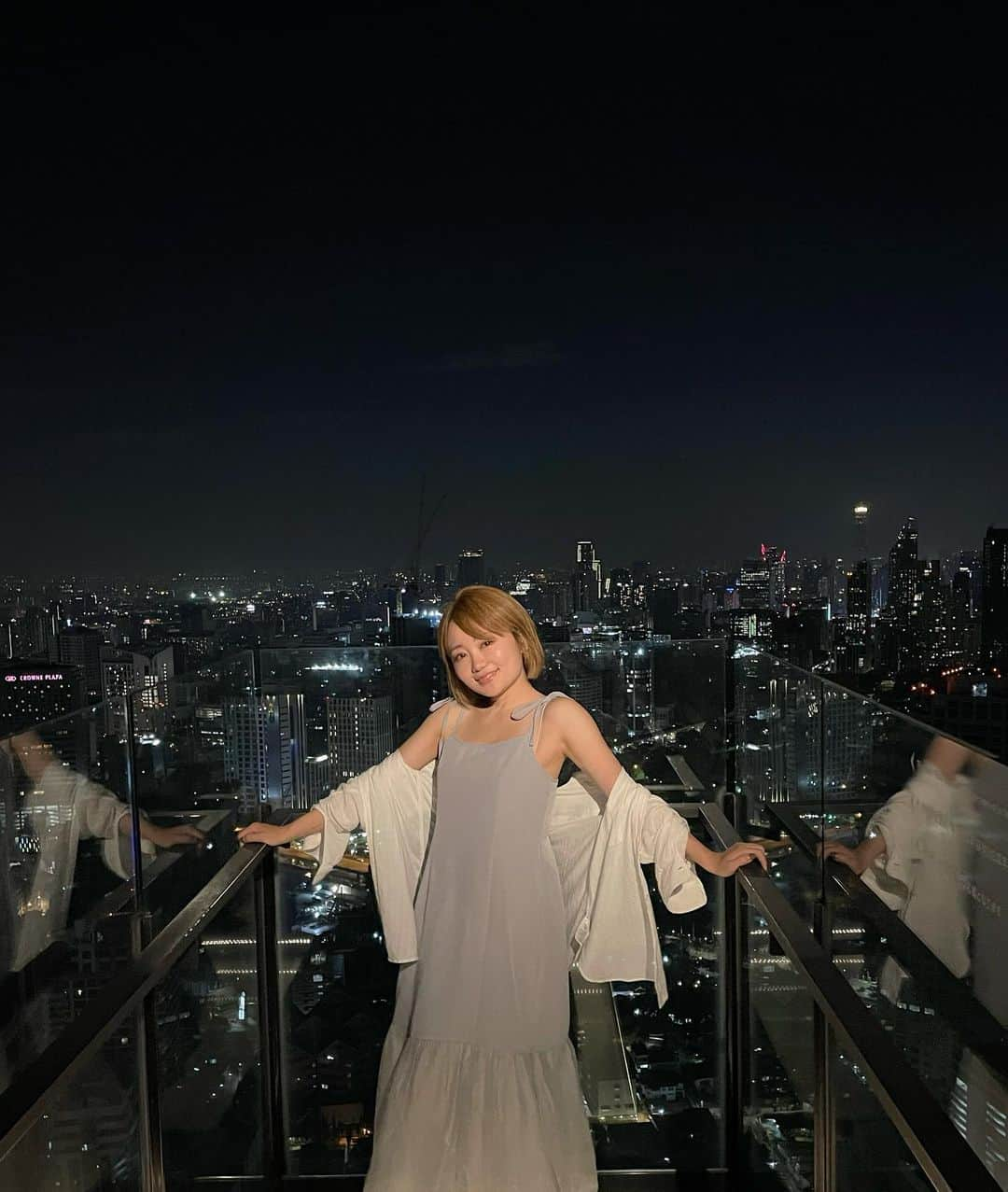 Roseのインスタグラム：「🍸🌕🍸  バンヤンツリー・バンコクホテル 61階にあるルーフトップ ダイニング＆バー🥂  『Vertigo & Moon Bar』  @banyantreebangkok  @moonbarbangkok   綺麗な景色と雰囲気のなかで飲むお酒は格別🍹 🌺🌙  #バンコク #バンコクルーフトップバー  #バンヤンツリーバンコク #ムーンバー  #ルーフトップバー #61階のスカイバー  #ヴァーティゴアンドムーンバー  #bangkok #bkk #thailand #thai」