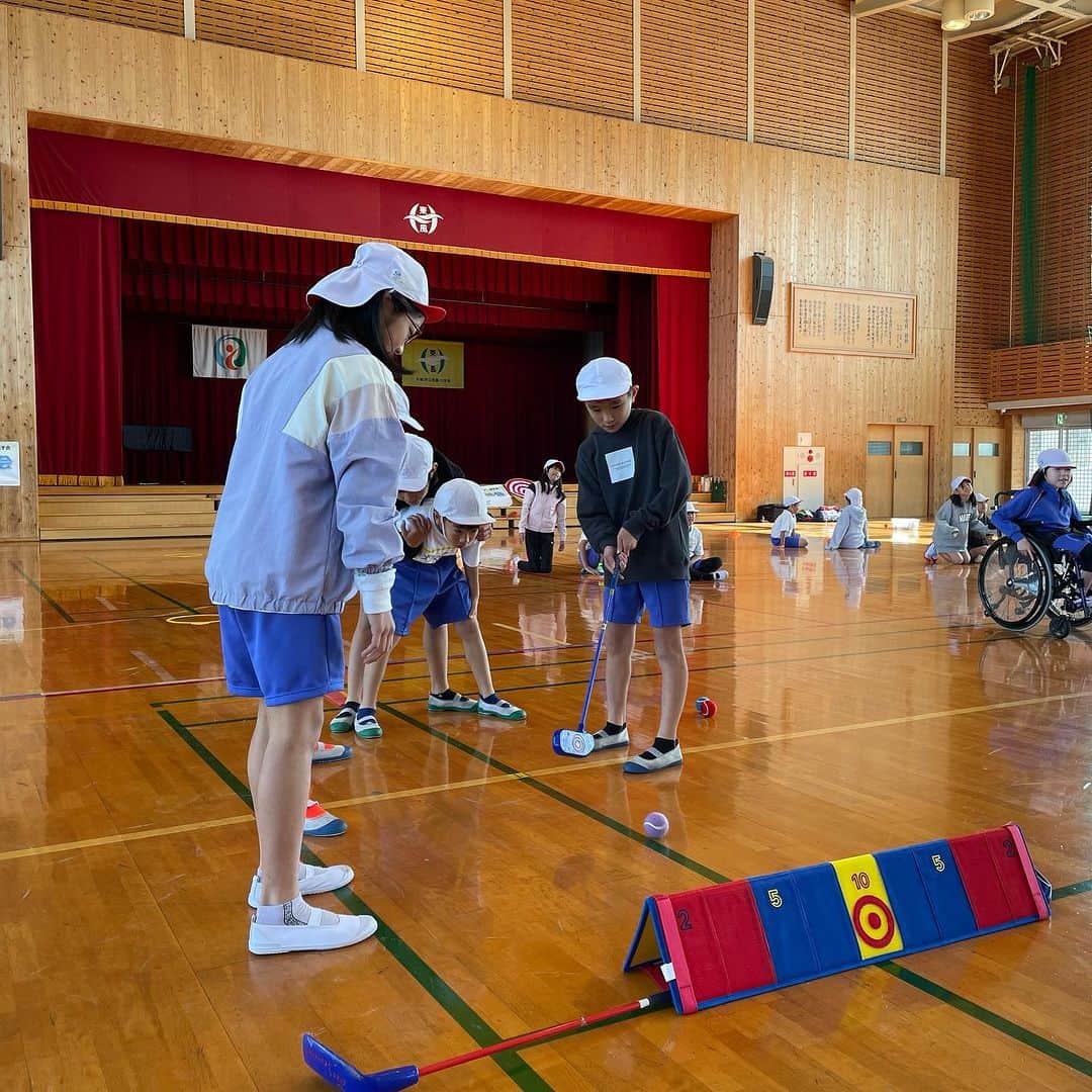  JGTO 男子プロゴルフツアーさんのインスタグラム写真 - ( JGTO 男子プロゴルフツアーInstagram)「福岡県糸島市立東風（はるかぜ）小学校で4年生から6年生までの299人がスナッグゴルフを体験してゴルフを学んだ‼︎今年50周年の記念大会開催のSansan KBCオーガスタと連携したゴルフ普及と地域振興活動‼︎東風小学校は2週間前の全国大会に2年ぶり2回目の出場‼︎  #JGTOキッズゴルフ応援プロジェクトsupportedbyリシャールミルジャパン基金 #RICHARDMILLE #JGTOキッズゴルフ応援プロジェクト #JGTO #ゴルフ #golf #골프 #スナッグゴルフ #snaggolf #스내그골프」11月14日 15時58分 - japangolftour