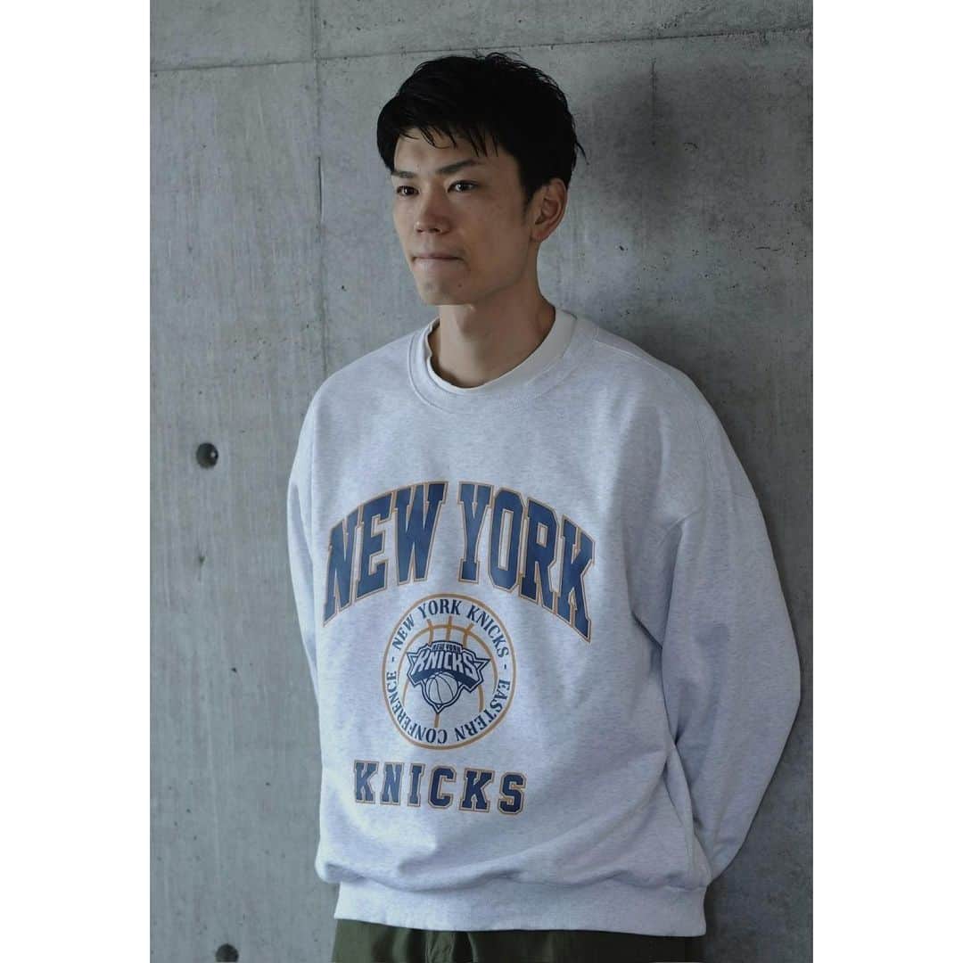 石井講祐のインスタグラム：「トレーナーが活躍する季節になりましたね☺️ NBAグッズを着て気分上げてきます♪ サイズ感もいい感じ！  ビッグプリントスウェットシャツXL ビッグプリントフーディー XL @rakuten_sportszone  📷　@gajumarutada   #PR #NBA #newyorkknicks  #bostonceltics」