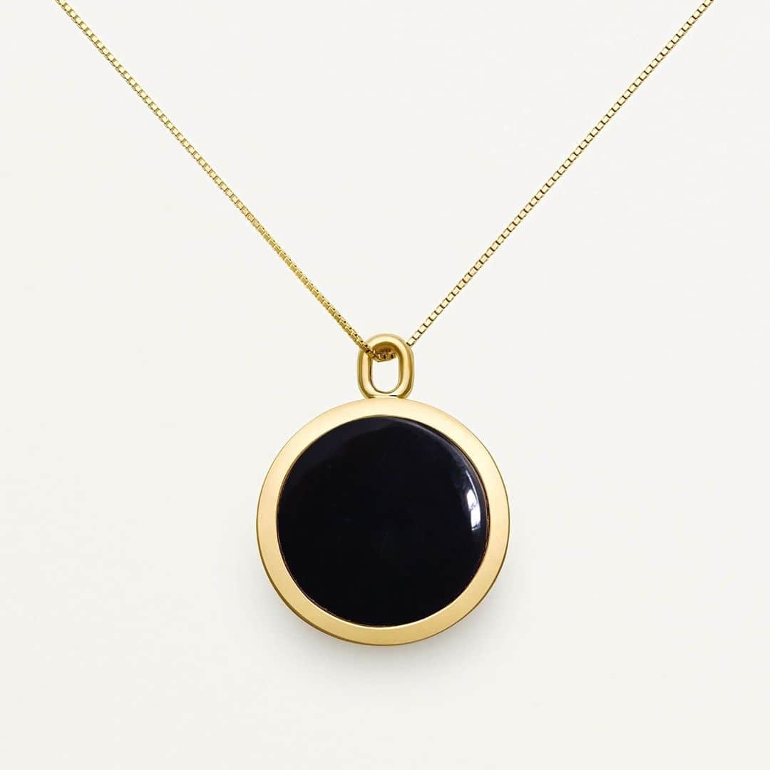 のインスタグラム：「MATTERS OF CURIOSITY⁠ 	Brancusi’s infamous 1929 portrait of James Joyce dwells on the evocation of fragmented emotion. This artwork presents a spiral at its centre, separated by three abstract lines; a juxtaposition that inspired the Nouveau Réalisme necklace. The deepness of the black onyx gemstone adds a unique flair, which helps to highlight the synchronicity of the infinite and the intangible; a sentiment that Brancusi explored in his work.」