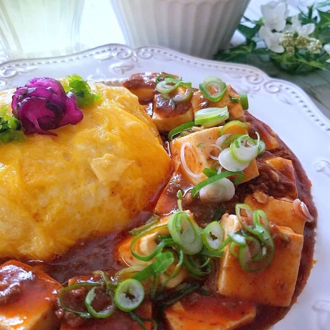 味ひとすじ　永谷園さんのインスタグラム写真 - (味ひとすじ　永谷園Instagram)「＼寒い日に食べたい！熱々あんかけレシピ3選🔥／ ・ 冷えた身体を芯から温める♪あんかけのレシピを3品ご紹介🎉  お豆腐のあんかけ、天津飯、麻婆豆腐はボリューム満点！熱々のあんかけがたまりません✨  これからの季節にぜひ作ってみてくださいね🥰 ・ ➡画像を左にスワイプして詳細をチェック⇉👆 ➡こちらの投稿を保存して、レシピを作る際の参考に🔖 ・ 当アカウントで過去ご紹介した人気レシピ＆ユーザーさまです♪ ①お豆腐のあんかけ @aaa.kyoa さま ②ふんわり卵の天津飯 @ykr.cooking さま ③簡単麻婆豆腐プレート @sugar_beans_3103 さま ・ いつもありがとうございます🤗永谷園公式です。​レシピの感想など、コメントで教えてくださいね♪  #永谷園 での投稿はご紹介させていただくことがあります✨皆さまの素敵な投稿をお待ちしております！ ・ ・ #豆腐あんかけ #天津飯 #麻婆豆腐 # #おうちごはん #家ごはん #簡単ごはん #簡単レシピ #時短レシピ #お手軽レシピ #時短ごはん #手料理グラム #手作りご飯 #料理好きな人と繋がりたい #アレンジレシピ  #キッチングラム #朝ごはん #お昼ごはん #夜ごはん #今日の夕食 #ごはん記録 #料理記録 #手料理 #料理部 #手作りごはん #料理好き #デリスタグラム #献立 #永谷園」11月14日 16時00分 - nagatanien_jp