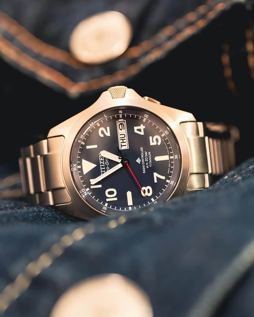のインスタグラム：「⌚️ 【商品紹介】 CITIZEN 品番: AT6080ｰ52L  今回はCITIZENをご紹介します！ こちらは電波ソーラーのお時計で、電池の交換不要、電波状況のいいところでは自動で電波受信をするため自身で時刻修正をする必要がなく便利です✨ インデックスが一部蓄光加工されているので暗いところでも時間の確認をしやすく実用性に長けています。 文字盤が青なのでアメカジ系のファッションにも合うと思います！  大きさや実際の色味など、ぜひ店頭でお試しください！スタッフ一同、心よりお待ちしております🙇‍♀️  ……………………………………………………….................  ☟オンラインショップはプロフィールURLから☟ @tokia_official  ……………………………………………………….................  #時計倉庫 #時計倉庫tokia #腕時計 #watch #手表 #腕元倶楽部 #腕時計好きな人と繋がりたい #citizen #citizenwatch #シチズン」