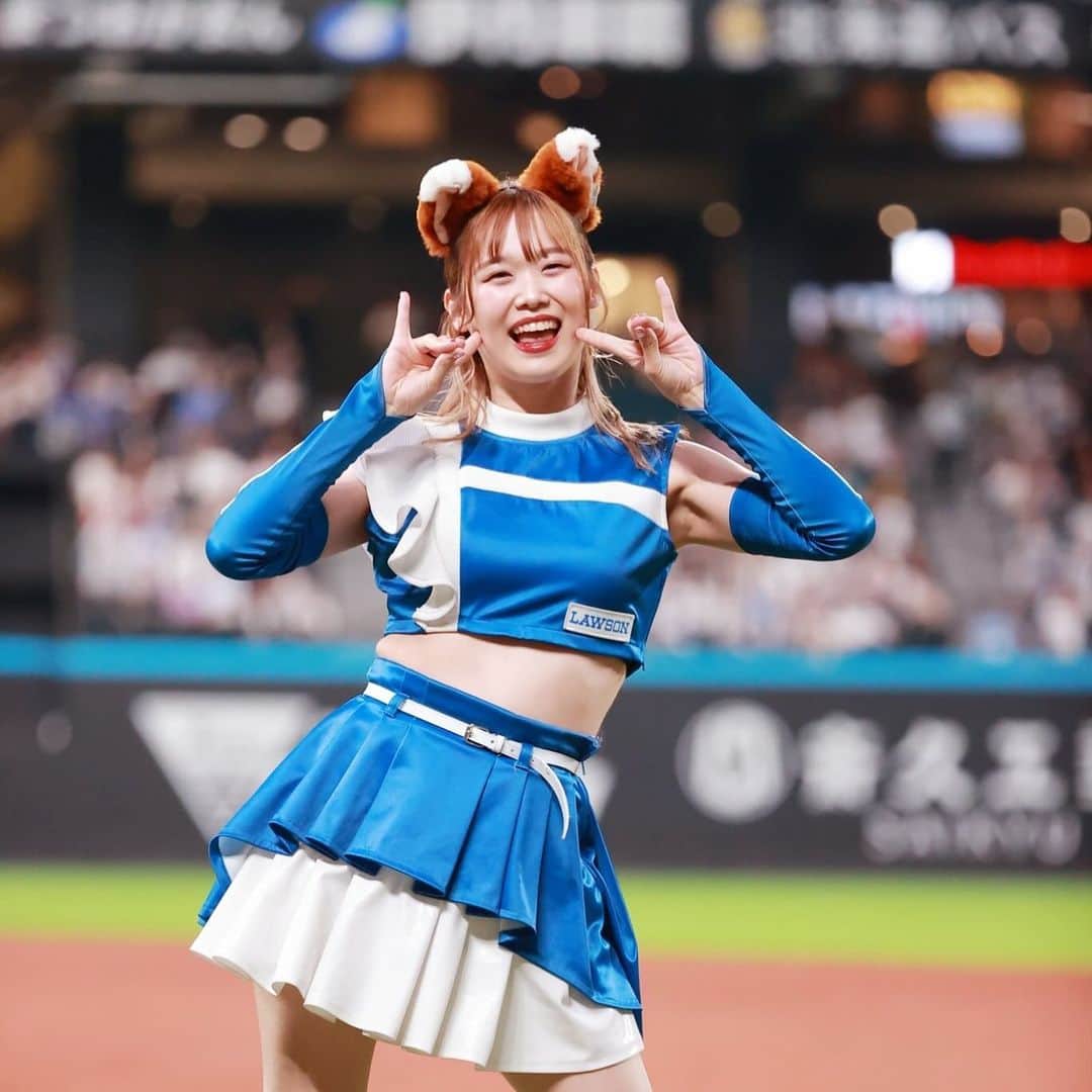 ファイターズガールのインスタグラム：「. 皆さんこんにちは！ ファイターズガール1のハスキーボイス讃岐花笑です🌼 今シーズンもたくさんのご声援本当にありがとうございました😌💞  私事ではありますが、今シーズンをもってファイターズガールを卒業します。  2019年初めて札幌ドームでファイターズガールとして見た景色、 色々な土地でダンスパフォーマンスをしたこと、 テレビに出演させていただいたこと、 念願のエスコンフィールドHOKKAIDOでパフォーマンスできたこと… ファイターズガールとして過ごしてきた5年間を振り返ると忘れられない思い出が溢れてきます。  コロナ禍もあり楽しいことばかりではなかったですが 自分がこうして5年間頑張ってこれたのは共に過ごしてきた同期や先輩後輩、いつも支えてくれる家族 応援してくれる友達やファンの皆様のおかげです😊  ファイターズガールは私を成長させてくれたものであり、一生の宝物です🌟  またお会いできる日まで私のこと覚えていてくださいね✨ 5年間本当にありがとうございました！⚾️🌸  #ファイターズガール #lovefighters #北海道日本ハムファイターズ #新時代 #FANS_ARE_OUR_TREASURE #thankyou #fightersgirl #讃岐花笑」