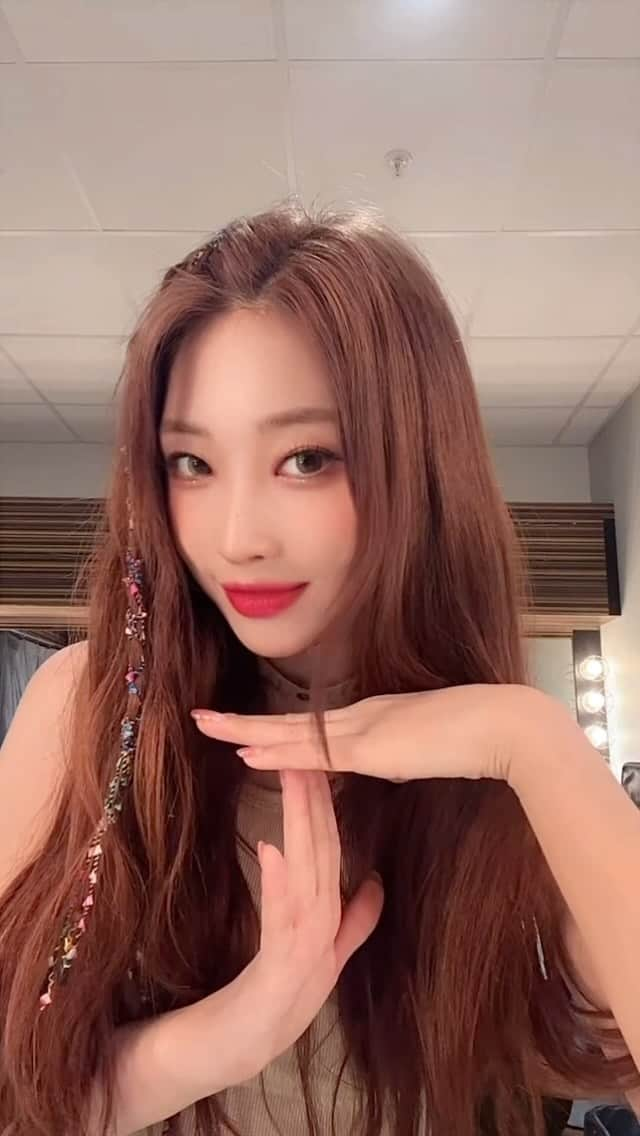 EVERGLOWのインスタグラム：「stop🙅🏻‍♀️❌ 하지만 포에버라면🙆🏻‍♀️⭕🖤 #EVERGLOW #에버글로우 #시현 #SIHYEON #ALL_MY_GIRLS_IN_US #stopdonttalktome」