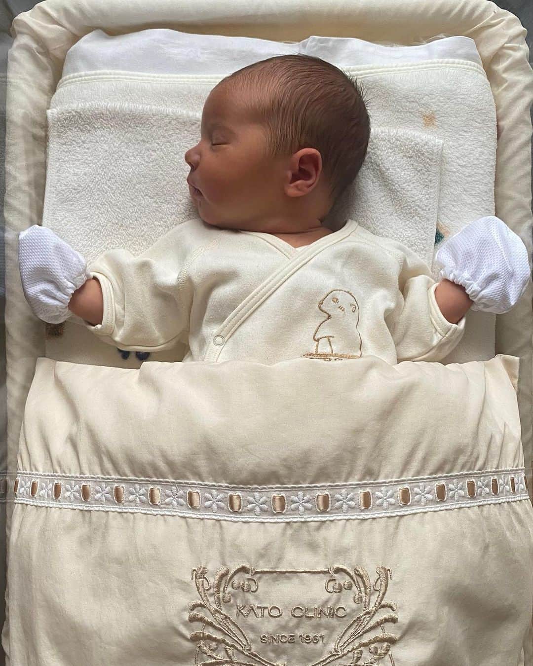リアノン・ランゲラック（ミッチェル・ランゲラックの妻）さんのインスタグラム写真 - (リアノン・ランゲラック（ミッチェル・ランゲラックの妻）Instagram)「Leo 🤍 Our precious baby boy, our hearts are so full 🤍」11月14日 16時02分 - riri_langerak