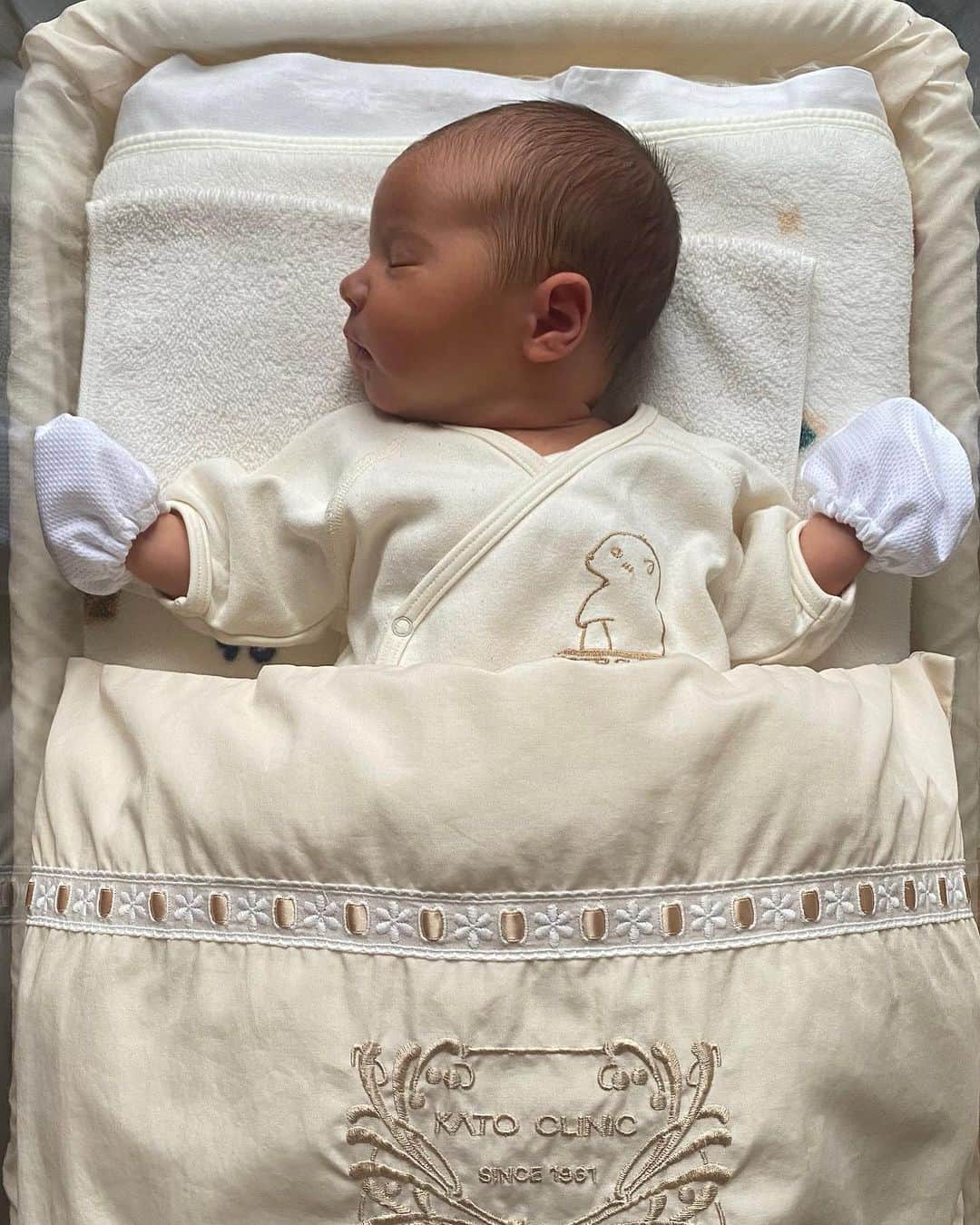 リアノン・ランゲラック（ミッチェル・ランゲラックの妻）のインスタグラム：「Leo 🤍 Our precious baby boy, our hearts are so full 🤍」