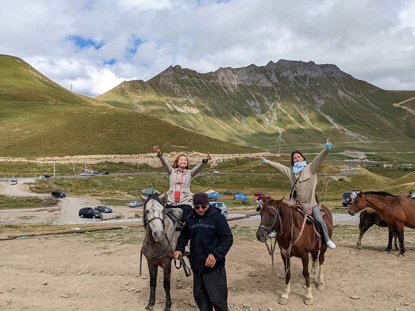 西口真央のインスタグラム：「🇬🇪思い出⛰️ いい写真🌿🫏🇬🇪 photo by Kiko（姉）   #georgia #ジョージア #kazbegi #カズベキ」