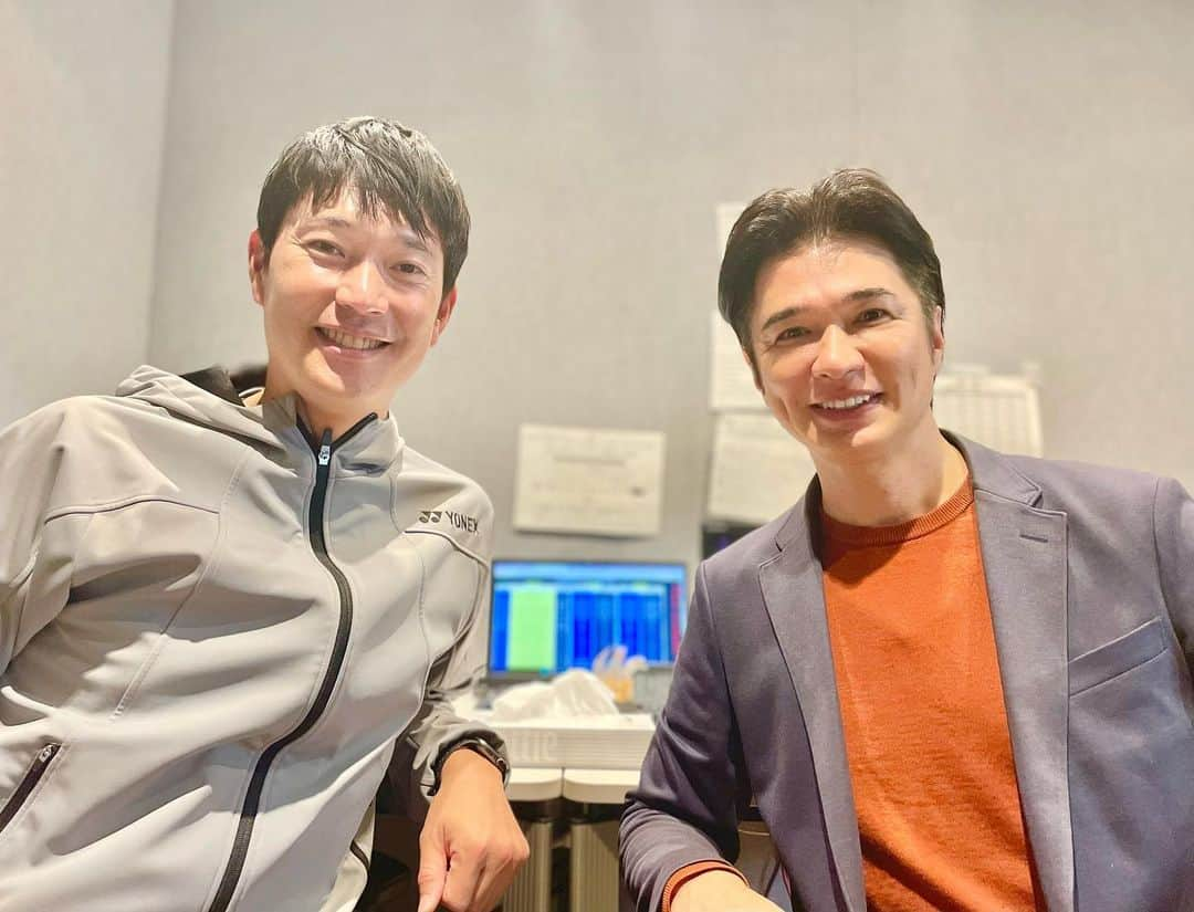 吉崎仁康さんのインスタグラム写真 - (吉崎仁康Instagram)「今シーズンの男子テニス王者を決める、ATPファイナルズ！世界のトップ8がイタリア トリノに集結してまずはラウンドロビンを戦っています。昨日はメドベージェフがルブレフを6-4.6-2で破った試合、解説 近藤大生さんとお伝えしましたが、3年前に優勝しているメドベージェフはやはり強かったですね。アルカラスはズベレフに敗れ、ジョコビッチはルーネとの大接戦を制しました。果たして今年のチャンピオンは!?  #nittoatpfinals  #wowowtennis #turin  #アナウンサー #吉崎仁康 #ツアー最終戦 #年間王者」11月14日 16時07分 - yoshiyasu.yoshizaki