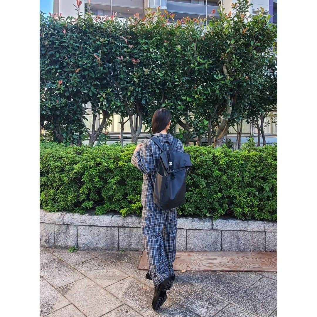 杉原枝利香のインスタグラム：「#newbag ✨✨  GLさん(@gastonluga )のリュック♪ 「GL X NIKONブラック」 大容量でお気に入り(* ˊωˋ *) Nikonのカメラ入れておでかけ♪ さり気なくNikonとコラボしてる感じがよい✨ 内側のロゴもかわいいの♡  おNEWのセットアップコーデと合う？|• •๑)"ﾁﾗｯ♡  #ブラックフライデー で全品25％OFFセール中！ 期間限定エコギフトトートLプレゼント！(※数量限定・なくなり次第終了) チェックしてみてね♡  #gastonluga #ガストンルーガ #glbf23 #pr」