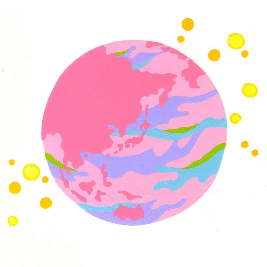 松尾たいこのインスタグラム：「《ハッピーな地球🌏》「ピンクの地球を描いてほしいんです」という注文で、本の表紙画の依頼が来ました。  「新時代の宇宙授業」 著：奥平亜美衣,シャー（雪下魁里） 河出書房新社 https://amzn.to/3SFX2CO  編集者さんから「宇宙人シャーから地球のこれからや人間の仕組みを教えてもらうという内容」とお聞きし、私はもともとスピリチュアルに興味があるタイプでは無いのもあって、はじめは頭の中が❓👽❓❓❓❓😅  しかし、読んでみるとおもしろい😆 仮想空間とかワンネスとかよく知らない言葉や内容に全てを理解するのは無理だけど😅  でも私の解釈では、地球はこれからハッピーになるよ、人もハッピーになるために生まれてきたよ、あとはそれをきちんと自覚して生きようねという超前向きな本だと思います✌️  明日11/15(水)発売です。  とにかく見た目に楽しいフワッとした地球を描いています🌏 私も良い未来を頭に描きながら、自分の作品と自分自身を磨いていきたいです。  2024年壁掛けカレンダー予約受付中⠀ 👉 https://jewelastore.thebase.in/items/79253494⠀ ※Instagramのプロフィール欄から予約できます。⠀ ⠀ 個展展示作品を引き続き販売中⠀ TAIKO MATSUO ONLINE GALLERY ⠀ 👉https://jewelastore.thebase.in/⠀ ⠀ 松尾たいこ公式サイトなど⠀ https://linktr.ee/taikomatsuo⠀ ⠀ ※私の作品への質問やお問い合わせはお気軽に⠀ ⠀ 「見えないけれど　つながっている」⠀ 「会えないからこそ　いとおしい」⠀ 森羅万象・花鳥風月・四元素(五元素)・二十四節気など日本をテーマに作品を作っています。⠀ この絵の中にもつながりを。⠀ ⠀ #japaneseartist #liveintokyo #myartwork #acrylicpainting #lovejapan #modernartist #contemporarypainting #contemporaryartist ⠀ #colorfulartwork⠀ #kawaii #arigato⠀ #happycreativelife #staycolorfullycreative⠀ #loveny #lovehongkong #lovetaiwan #lovesingapore #lovekorea⠀ ⠀ #現代アート #現代美術 #現代アーティスト #森羅万象 #五行思想 #八百万の神 #花鳥風月 ⠀ #神社好きな人と繋がりたい  #新時代の宇宙授業  #奥平亜美衣  #雪下魁里  #河出書房新社」