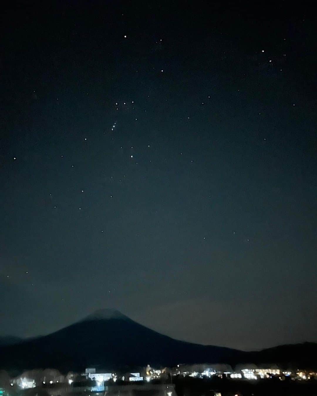 速水里彩さんのインスタグラム写真 - (速水里彩Instagram)「リフレッシュ休暇は山梨県へ🗻✨  天気があまり良くなくて 日中の富士山は拝めずでしたが.. 夜中に素晴らしい星と富士山(の影)が見えました💕  美味しいもの食べてゆーっくり過ごせました！ 今週から、また頑張ります🤗  それにしても最近のiPhoneすごい.. ナイトモードで星も一緒に撮れました🥹✨✨  #山梨県 #富士山 #🗻 #東海テレビアナウンサー  #速水里彩」11月14日 16時15分 - hayami.risa