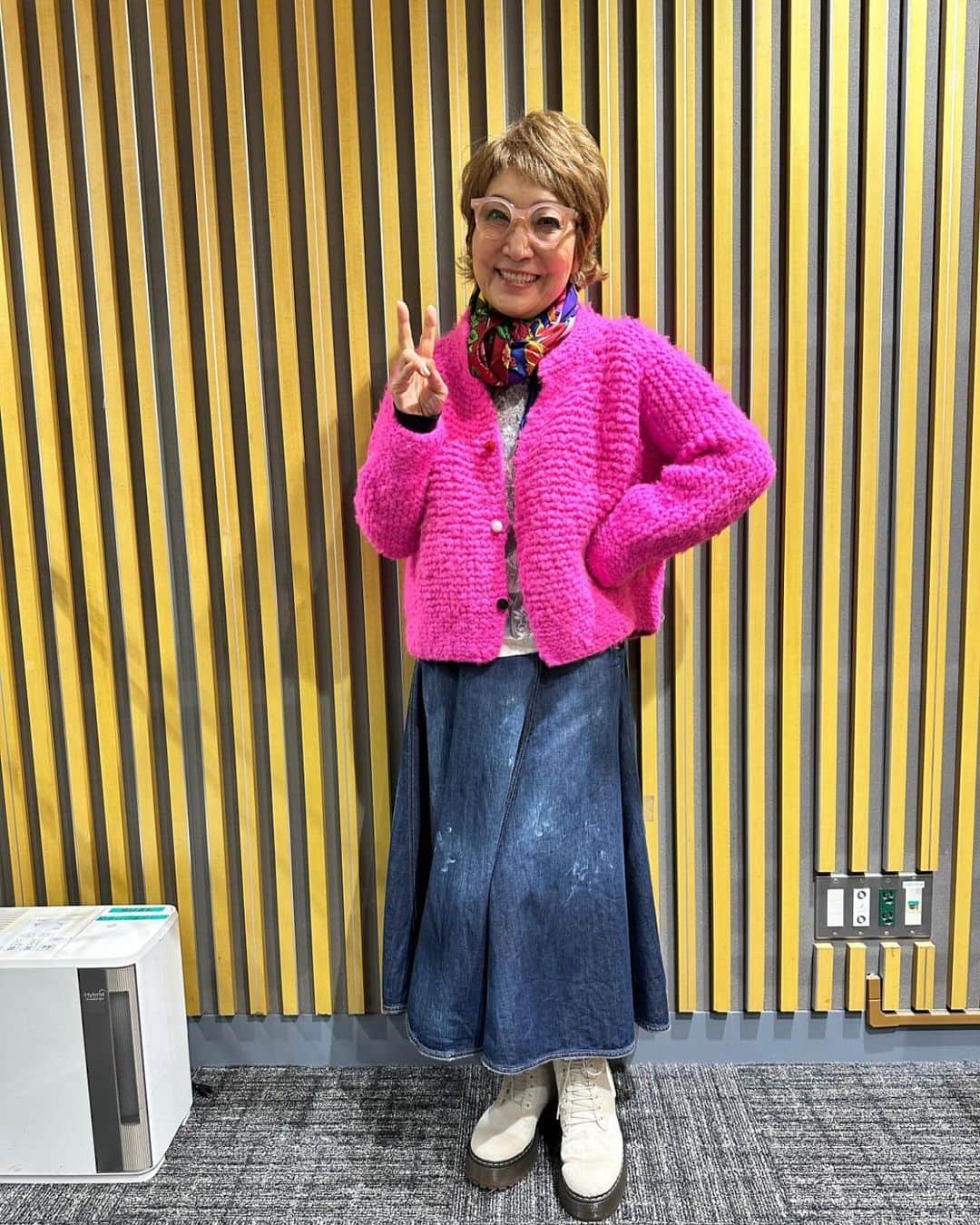森山良子のインスタグラム：「昨夜もNY帰りのmusic１０沢山のメール、リクエストありがとうございました。昨夜は南こうせつさんがゲスト、新しいアルバムにスタジオでご自分で針を落として"夢一夜’を聴きました。CD全盛からこの頃はアナログ盤を(私もですが)出す傾向が強くなり針を落として聴く、と言う事が当たり前だった若き日々、ちゃんとドンピシャのところに針を落とせるか、そんなちょっとした楽しみもついて来るアナログばん。レコーダーも小さな簡単な物が市販であります。とても懐かしく又針を落とす手がチョコっと震えたりしちゃいます。 NYから帰ってあまり食欲がなかった私ですが、なんだかいきなり冷蔵庫の日本が食べたくなり、ナトちゃんのお兄様から頂いた、わかめをどっさりうるかし 少し残って居た白菜、ネギ、で味噌汁を。いったいいつ痛むのかしらと言うウメきゅうりと生姜の漬物。おじゃこと山椒のハルマ、中々炊き上がらないご飯の間にもうご飯ほっといて食べちゃお。と言う気分。小松昆布も茶でも入れてゆっくりしたら、。そのうち後１０分で炊き上がる釜の蓋を開け食べ始めた。なあんだすっかりたけてるじやないか。思わせぶりなお釜なんだもん。最後はもちろん卵かけご飯❤️」