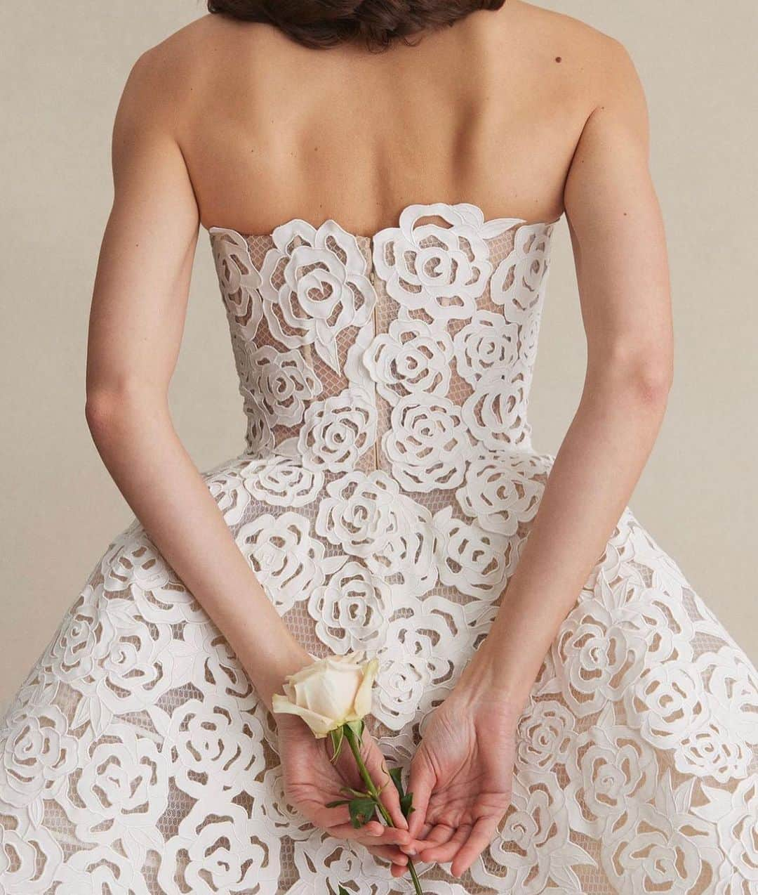 SOYOO BRIDALのインスタグラム：「.  NEW IN @soyoobridal_official  FROM @oscardelarenta 🏷️   Coming up rosettes🌹  #exclusive_in_korea 📌  #소유브라이덜 #오스카드라렌타 #2024spring #masterpiece #justarrived 🕊️」