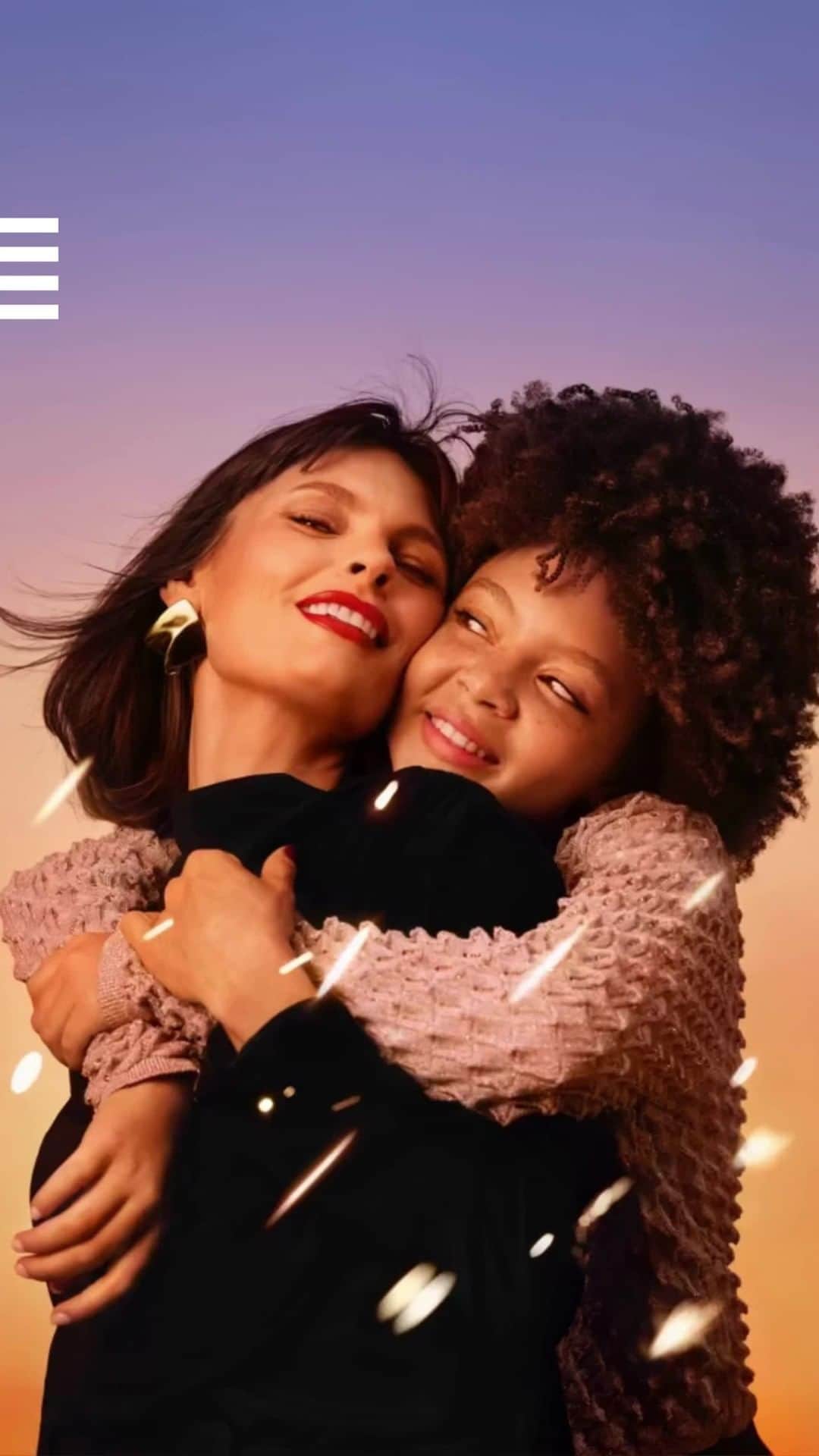 のインスタグラム：「Immersion dans les backstages de notre nouvelle campagne. 💝🎁 Lumière sur les personnalités lumineuses qui incarnent nos fêtes fin d'année. Ça vous plait ? ✨⁣ ⁣ #SephoraFrance #Holidays」
