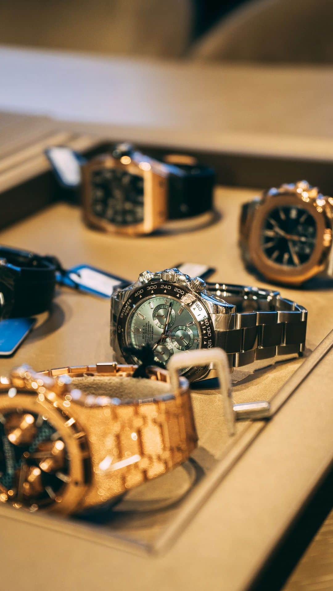 カルフィン・ヨン・ア・ピンのインスタグラム：「Behind the scenes with @jayjayboske and @qucee. We’re in the @gassanpreowned boutique with these amazing watches」