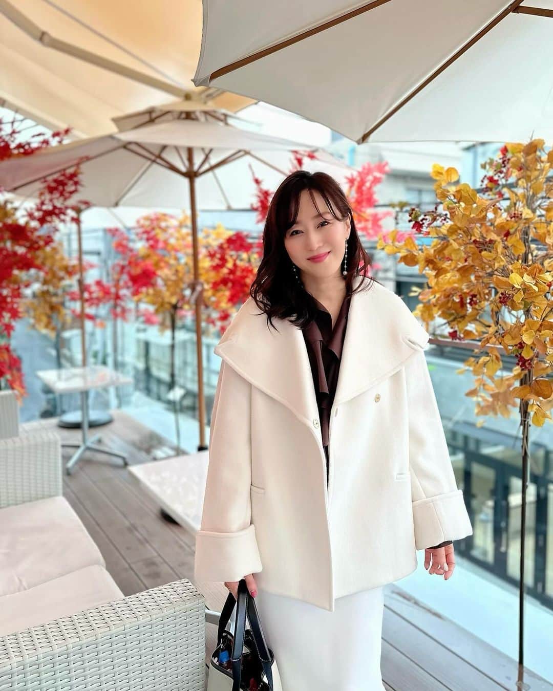 村上麻衣のインスタグラム：「コート買いました♡  白のコロンとしたまるっこいデザイン⛄️  @celford_official  ビッグカラーショートコート  急に寒くなったし、これからいっぱい着ます🤍  #コート #セルフォード #冬コーデ #ファッション#今日のコーディネート」