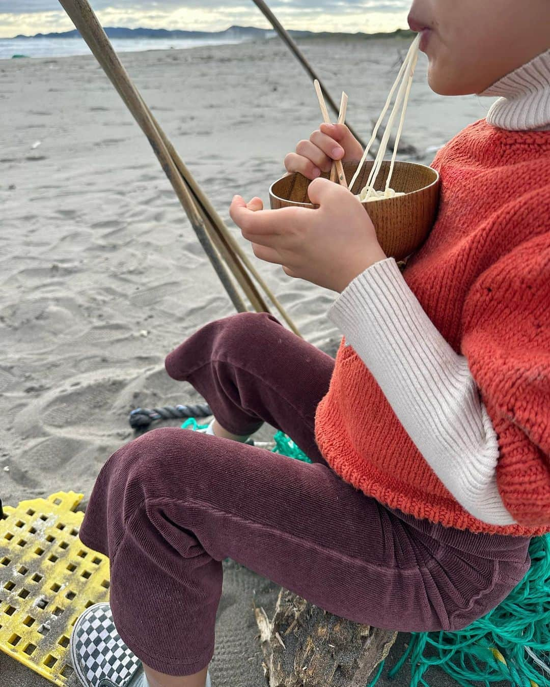 齋藤愛さんのインスタグラム写真 - (齋藤愛Instagram)「流木で🏠作って🍜した☺️ 浜辺の昼間はまだぽかぽかだった🌞」11月14日 16時26分 - ai___saitoo