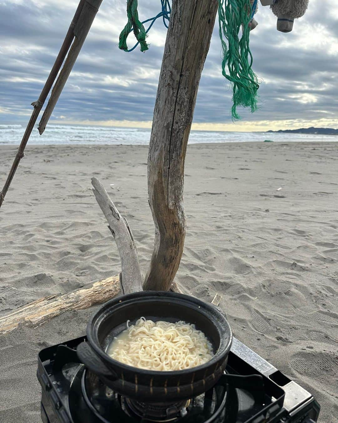 齋藤愛さんのインスタグラム写真 - (齋藤愛Instagram)「流木で🏠作って🍜した☺️ 浜辺の昼間はまだぽかぽかだった🌞」11月14日 16時26分 - ai___saitoo