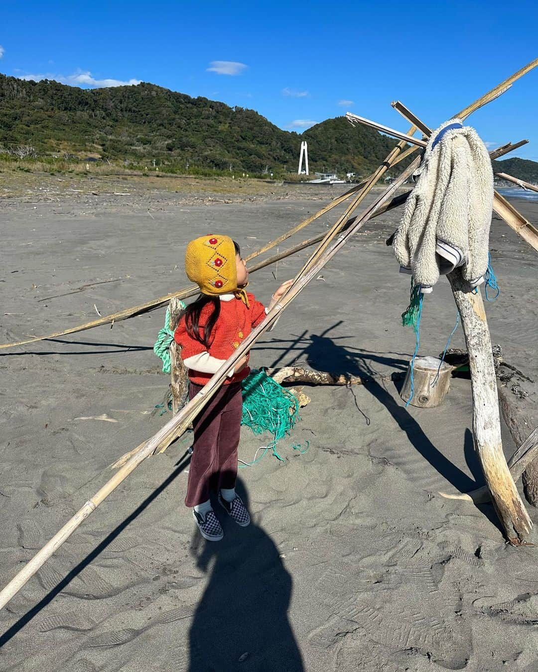 齋藤愛さんのインスタグラム写真 - (齋藤愛Instagram)「流木で🏠作って🍜した☺️ 浜辺の昼間はまだぽかぽかだった🌞」11月14日 16時26分 - ai___saitoo