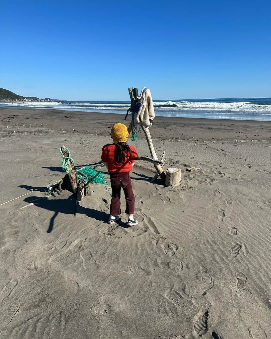 齋藤愛のインスタグラム：「流木で🏠作って🍜した☺️ 浜辺の昼間はまだぽかぽかだった🌞」