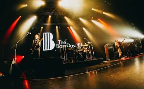 TOKIEのインスタグラム：「あらためましてTHE BASS DAY LIVE 2023ありがとうございました。 Jakeさんと作った動画は元々ペダル紹介の為のものだったので編集したり音を重ねてたりしてあるのをライブでやってみよう、というところから始まりました。 まずはドラム、という事でunkieでリズム隊だった城戸紘志にお願いしたところツアー中の忙しいタイミングにこのライブの為に時間を作ってくれる事に。 unkieというバンドはギターの青木君がいない今、2度と演奏できる事はないと思っていたのですが、青木君の盟友であるJakeさんからのご提案でunkieの曲も2曲やる事ができました。 少しも違和感のないギタープレイ、何よりもJakeさんの青木君への想いとリスペクトに心から感謝します。  そしてBASSを愛するオーディエンスの皆さまがイベントを全力で楽しもう、というパワーに感動。 幾つもの奇跡が起きた良き日をありがとうございました！🙌  このイベントの様子はradikoで聞いていただけます。  1枚目Photo:ヨシハラミズホ」