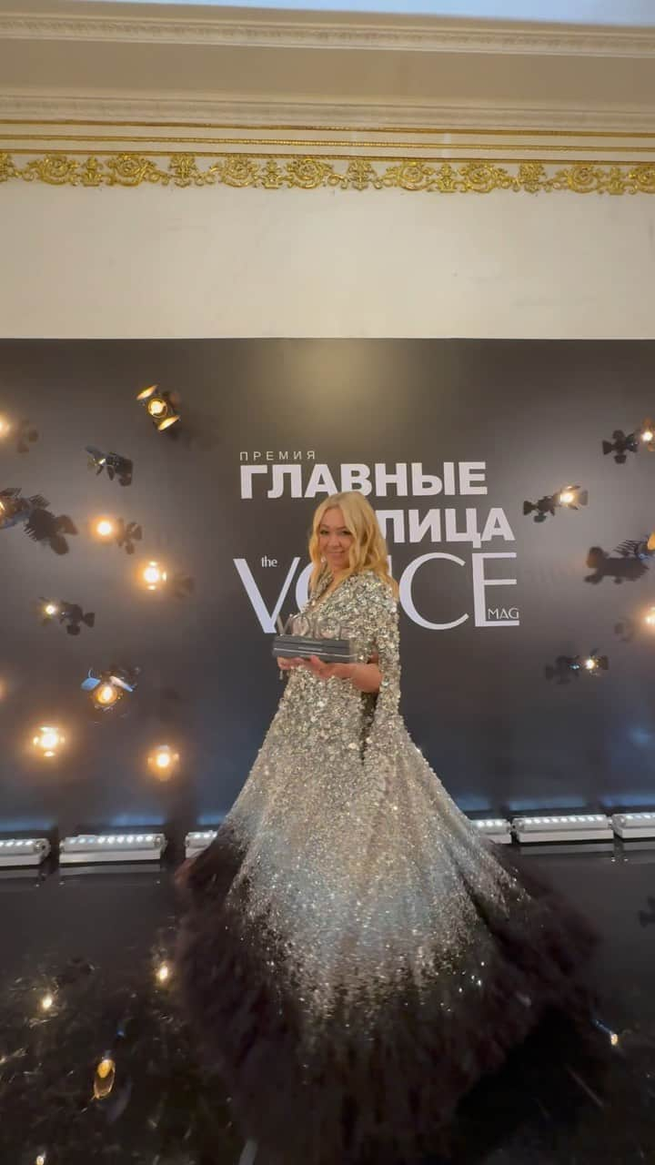 ヤナ・ルドコフスカヤのインスタグラム：「The Voice Awards - Show Producer of the Year✔️  Wearing my amazing look by @georgeshobeika couture 🖤🤍」