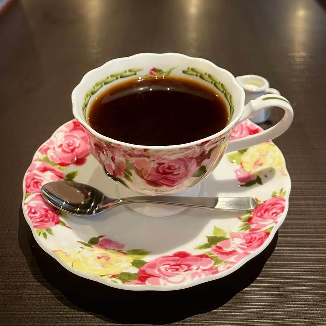 田中香子のインスタグラム：「休憩にコーヒータイム☕️  とっても素敵なジバンシィの カップに淹れてくれた♡  明日も来よう。。。  #coffee #givenchy」