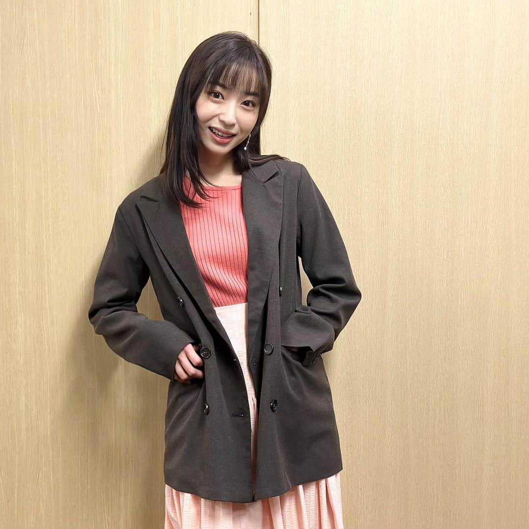 フジテレビ「めざましテレビ」さんのインスタグラム写真 - (フジテレビ「めざましテレビ」Instagram)「ファッション雑誌CanCamとコラボした お天気コーナー「きょう何着て行く？」 林佑香の毎日のコーデを紹介♪  11月14日（火）  【今日のコーデ】 🌟ジャケット☞ @rasw_official １万2500円 🌟ニット☞ @pierrot_shop 3290円 🌟スカート☞ @olu.myself 6800円 🌟靴☞ @dianashoespress １万7050円  🌟イヤリング☞ @phoebe_official 3960円   【コーデのポイント】 キュンっとときめくような、サーモンピンクの華やかコーデ♡ ブラウンのジャケットでキレよく引き締めると、甘いだけじゃない大人の上品さが漂います。    #めざましテレビ #きょう何着て行く？ #林佑香 #今日のコーデ #コーデ #CanCam #今日のファッション#ootd #きょう何着て行く？は月〜金朝6時22分ごろ放送📺 #ゆかちゃん #きれいめコーデ #きれいめカジュアル #大人コーデ #秋コーデ #オフィスカジュアル #上品コーデ #アナウンサー衣装」11月14日 16時32分 - mezamashi.tv