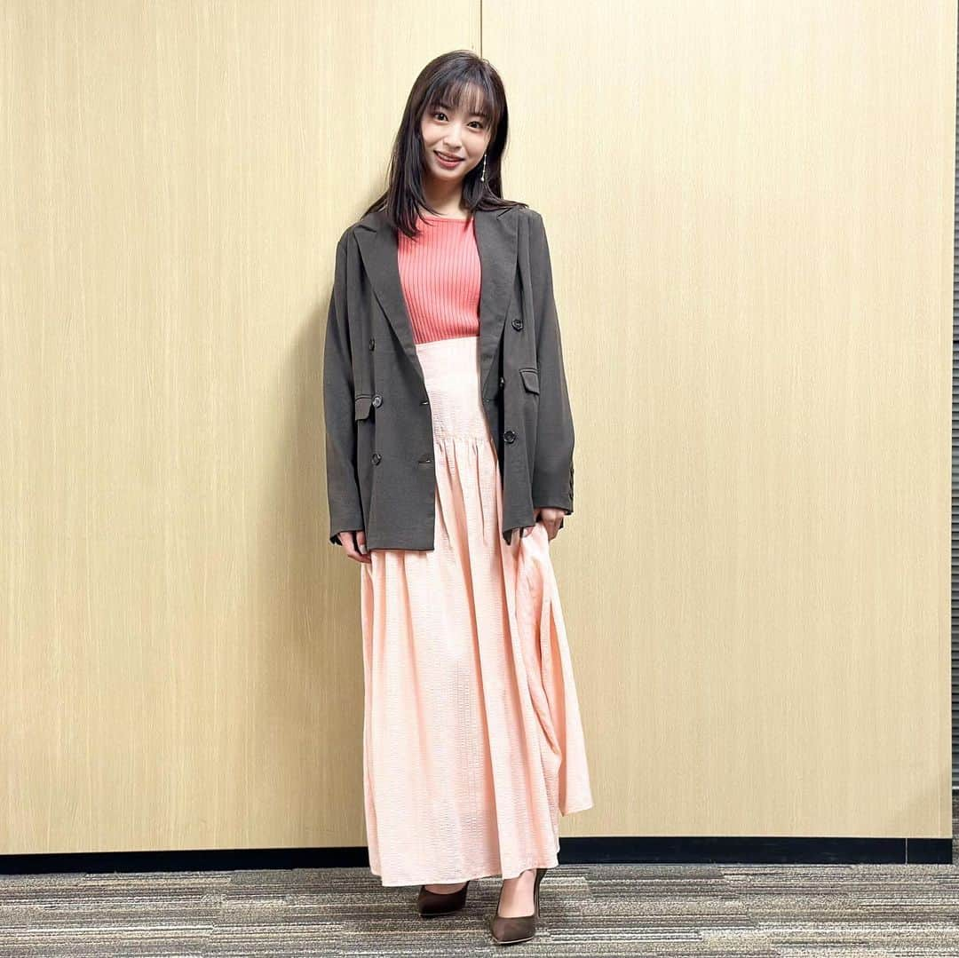 フジテレビ「めざましテレビ」さんのインスタグラム写真 - (フジテレビ「めざましテレビ」Instagram)「ファッション雑誌CanCamとコラボした お天気コーナー「きょう何着て行く？」 林佑香の毎日のコーデを紹介♪  11月14日（火）  【今日のコーデ】 🌟ジャケット☞ @rasw_official １万2500円 🌟ニット☞ @pierrot_shop 3290円 🌟スカート☞ @olu.myself 6800円 🌟靴☞ @dianashoespress １万7050円  🌟イヤリング☞ @phoebe_official 3960円   【コーデのポイント】 キュンっとときめくような、サーモンピンクの華やかコーデ♡ ブラウンのジャケットでキレよく引き締めると、甘いだけじゃない大人の上品さが漂います。    #めざましテレビ #きょう何着て行く？ #林佑香 #今日のコーデ #コーデ #CanCam #今日のファッション#ootd #きょう何着て行く？は月〜金朝6時22分ごろ放送📺 #ゆかちゃん #きれいめコーデ #きれいめカジュアル #大人コーデ #秋コーデ #オフィスカジュアル #上品コーデ #アナウンサー衣装」11月14日 16時32分 - mezamashi.tv