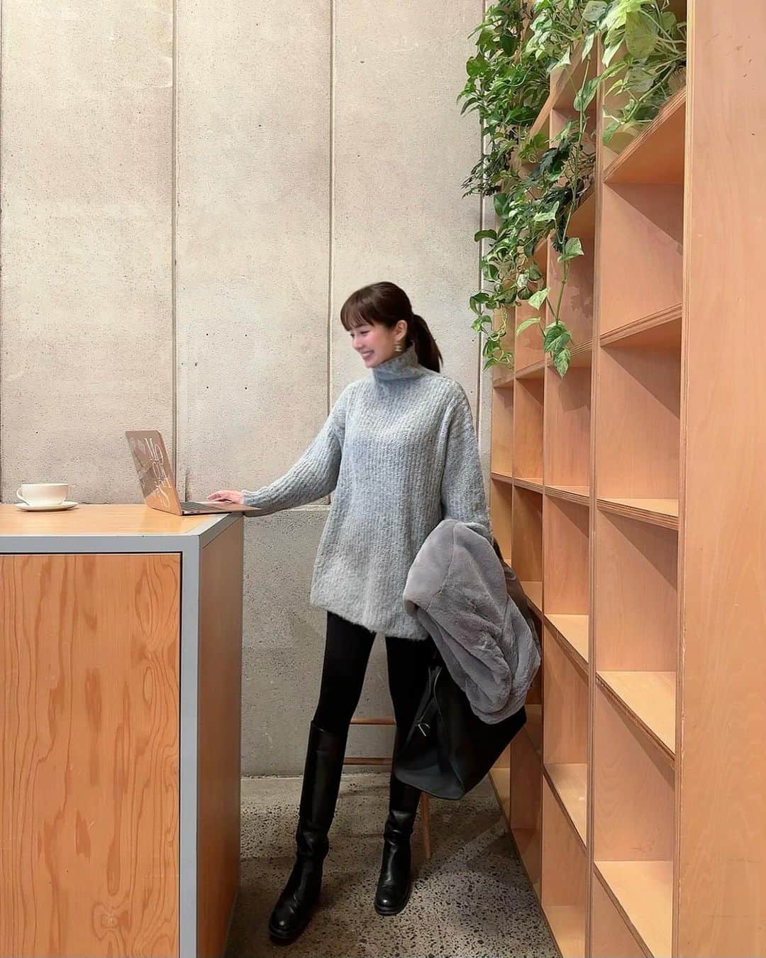 桃華絵里のインスタグラム：「今日も寒い〜🥶あっという間に冬コーデ  今週末は かなりバタバタと 忙しくなるので その前に できる事を 前倒しに👩🏼‍💻☄️  急激に寒くなったので カラダがついていくのが大変ですね  皆様も 暖かくして体調にはくれぐれも お気をつけてお過ごし下さい☺︎  #ootd #mocoas  #アウターコーデ  #冬コーデ」