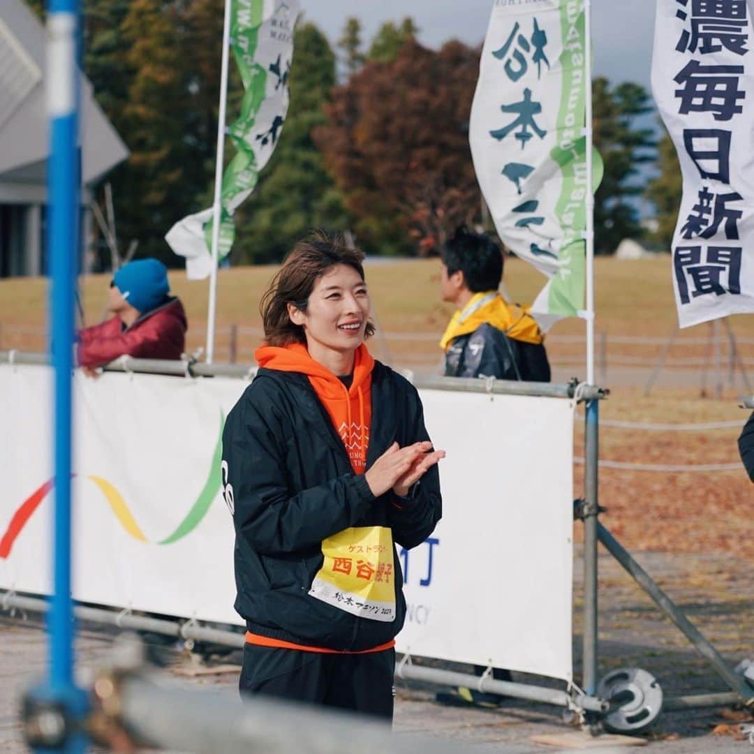 西谷綾子さんのインスタグラム写真 - (西谷綾子Instagram)「#松本マラソン  ゲストの皆さんと📸🫶  そしてスタート前の挨拶、ゴール前の走り、 ゴール後の応援、素敵な写真を撮ってくれた @seiyatakaki くん！！！🥹 ありがとう〜♡  レース後はゴール付近で応援📣 皆さんとハイタッチできて嬉しかった👋❤️‍🔥 ゴールに向かう姿、表情を見ていたら 涙が出そうだった！！🥲  それぞれのドラマが詰まった42.195km✨ 感動と勇気を頂きました！ ありがとう〜🩷  RUNを通して素敵な出会いが沢山！！🥹  ゲストの皆さんと過ごした時間は とても楽しくいろんなことを学ばせて頂きました！ ご一緒できて嬉しかったです🥹🫶  松本マラソン来年も盛り上げていきます🙌😆 元気にまた松本で会いましょうーー🥰🥰」11月14日 16時34分 - ayako.nishitani