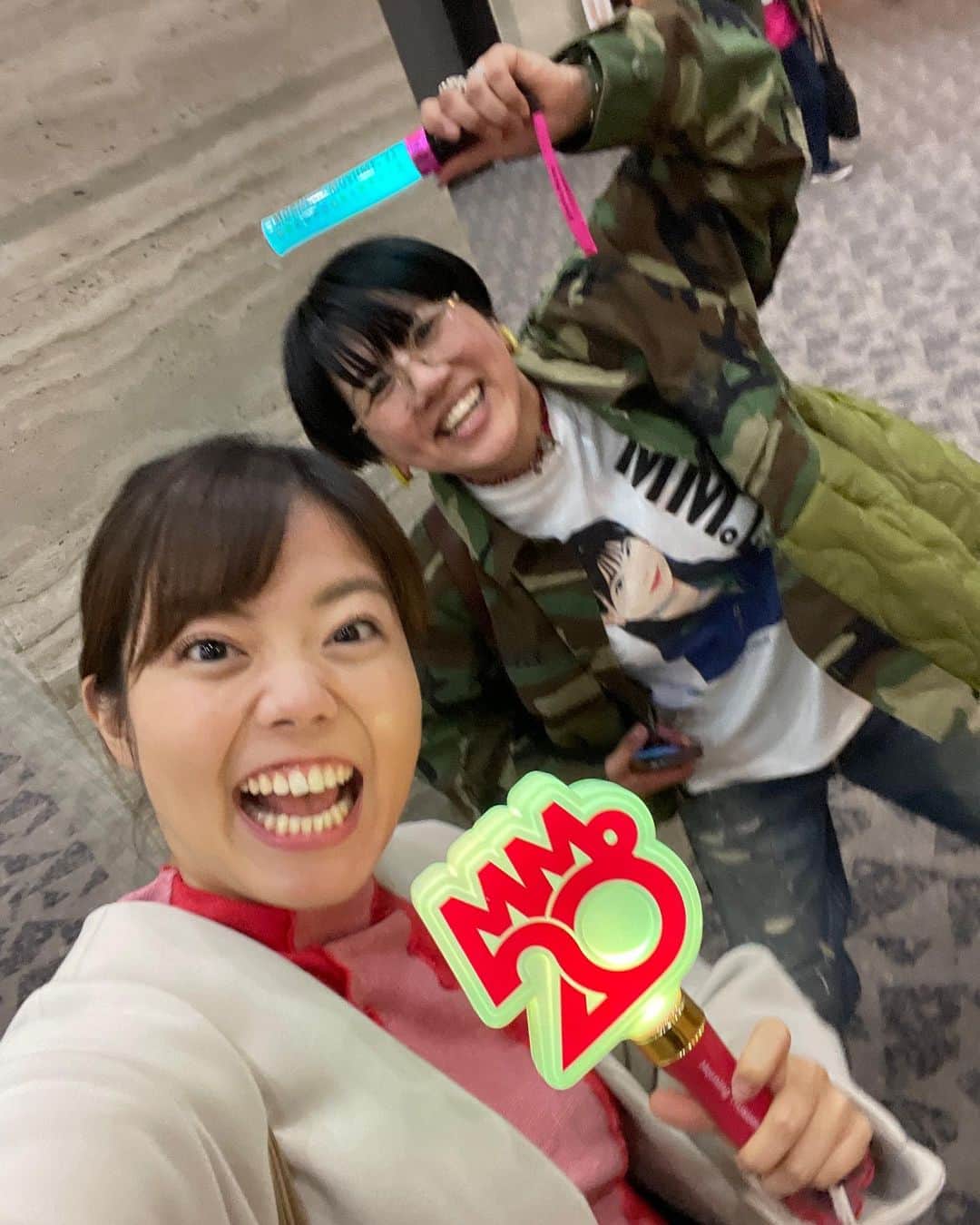 田村友里さんのインスタグラム写真 - (田村友里Instagram)「「モーニング娘。23」のライブ！ お誘いを受けて、興味本位で初参戦したら、まさかの最前列だった大事件😂 昨日ラジオ「ヨルノバ」でもお話しましたが、お隣の方はファン歴25年だったり、周りの皆さんのド派手オリジナルTシャツの勢いに圧倒されて「私が最前列にいていいのか...」と初めは不安でした。が！始まってしまえばなんのその！ 汗も肉眼で見えるほどの近さで、迫力あるパフォーマンスを見ることができて、感動！！！ 周りの方とも自然と仲良くなっちゃいました！！！ 推しも決まってない状態での申し訳ない参戦。本番中に「生田さんが可愛い」と思って、借りたペンライトを生田さんのカラーだという黄緑にしたら、生田さんが気づいてくれて、手を振ってくれたのです😂興奮で私が「かわいいー！」と叫ぶと、口パクで「ありがとう」と、コミュニケーションまで🥹やはりアイドルって最高だ！！！ 誘ってくれたのはガッツロケで出会った吉和のアコちゃん✌️ありがとう😊 #モーニング娘 #モーニング娘23 #ハロプロ  #生田衣梨奈 さん #かわいかった #初心者も温かく迎えてくれた周りの皆様に感謝  .」11月14日 16時36分 - yuri_tamura0894