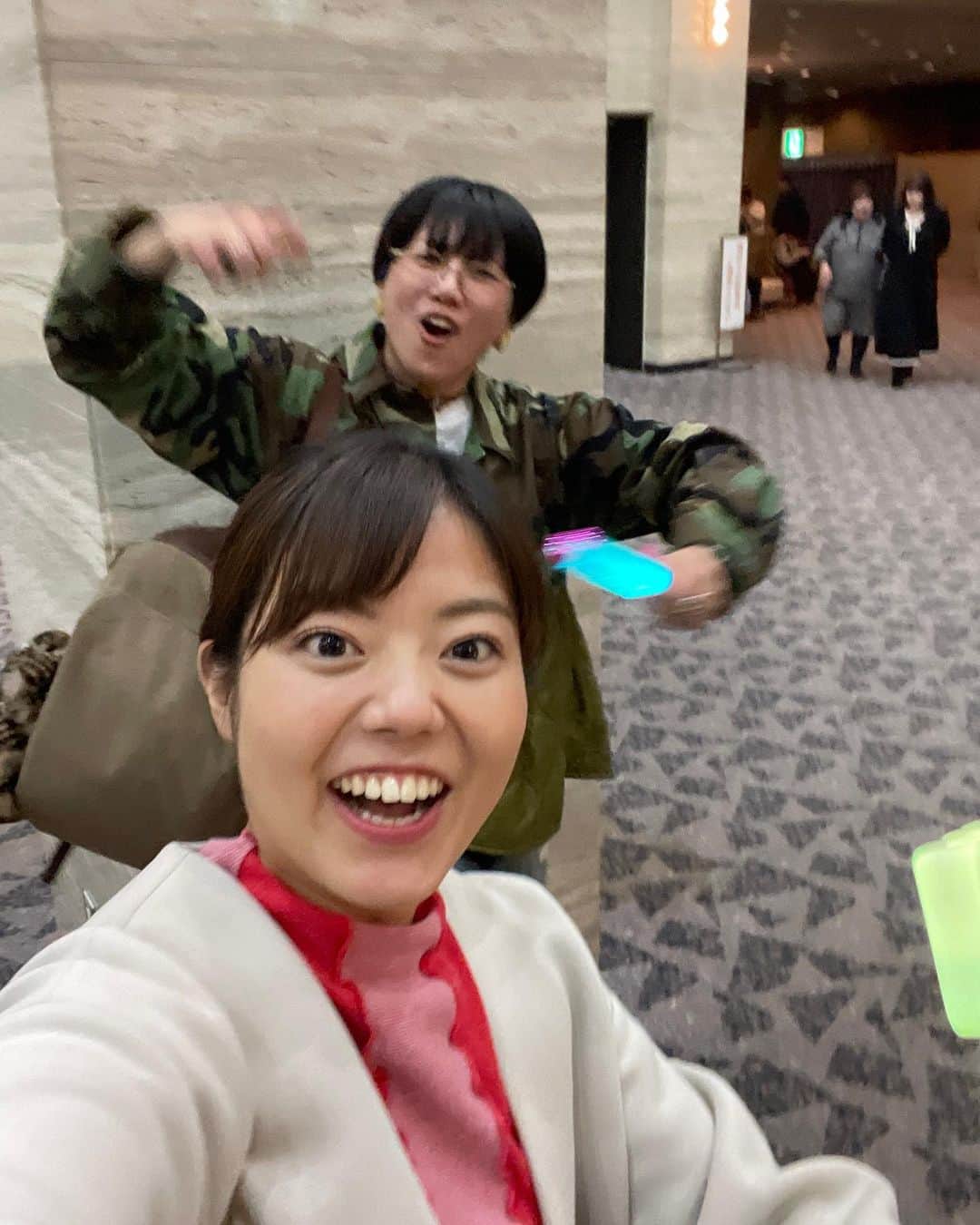 田村友里さんのインスタグラム写真 - (田村友里Instagram)「「モーニング娘。23」のライブ！ お誘いを受けて、興味本位で初参戦したら、まさかの最前列だった大事件😂 昨日ラジオ「ヨルノバ」でもお話しましたが、お隣の方はファン歴25年だったり、周りの皆さんのド派手オリジナルTシャツの勢いに圧倒されて「私が最前列にいていいのか...」と初めは不安でした。が！始まってしまえばなんのその！ 汗も肉眼で見えるほどの近さで、迫力あるパフォーマンスを見ることができて、感動！！！ 周りの方とも自然と仲良くなっちゃいました！！！ 推しも決まってない状態での申し訳ない参戦。本番中に「生田さんが可愛い」と思って、借りたペンライトを生田さんのカラーだという黄緑にしたら、生田さんが気づいてくれて、手を振ってくれたのです😂興奮で私が「かわいいー！」と叫ぶと、口パクで「ありがとう」と、コミュニケーションまで🥹やはりアイドルって最高だ！！！ 誘ってくれたのはガッツロケで出会った吉和のアコちゃん✌️ありがとう😊 #モーニング娘 #モーニング娘23 #ハロプロ  #生田衣梨奈 さん #かわいかった #初心者も温かく迎えてくれた周りの皆様に感謝  .」11月14日 16時36分 - yuri_tamura0894