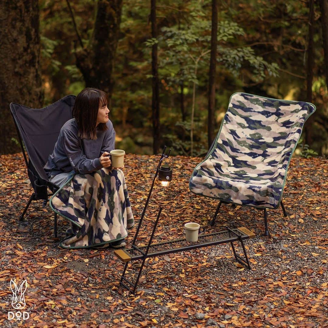 DOPPELGANGER OUTDOORさんのインスタグラム写真 - (DOPPELGANGER OUTDOORInstagram)「. \ NEW  カモモフモフ🐰/ . 大人気の #ギガモフモフ シリーズに新デザインが仲間入り！ ウサギシルエットやウサギの足跡が紛れているカモ？なカモフラ柄、その名も「ウサカモ柄」デザインの #カモモフモフ です🐰 . 「実家の毛布」の例えがしっくりくる分厚さが自慢。 頼もしいモフモフ毛布が秋冬の厳しい寒さから身を守ってくれます。 . 難燃素材のため、焚き火前でも安心して使用可能。 秋冬キャンプの醍醐味を愉しむ時間にもモフモフと温かくお供します🔥🧡 . S：4,950円、M：6,600円でDOD STOREおよびアルペンアウトドアーズ店舗での販売。 Sはブランケットサイズでチェアカバーになる仕様、Mは肩からお尻まですっぽり包めるサイズ感で肩掛け時に便利なスナップボタン付きです。 . お家やキャンプでの防寒はもちろん、寒がりなあの人へのプレゼントにも良いカモ？🐰 . #毛布 #難燃毛布 #ブランケット #チェアカバー #カモ柄 #カモフラ柄 #カモフラージュ柄 #焚き火 #bonfire #秋キャンプ #冬キャンプ #プレゼント #ギフト #dod #ディーオーディー #outdoor #アウトドア #ソトアソビ #camp #キャンプ #キャンプギア #campgear #露營 #戶外 #캠핑 #디오디」11月14日 18時00分 - dod.camp
