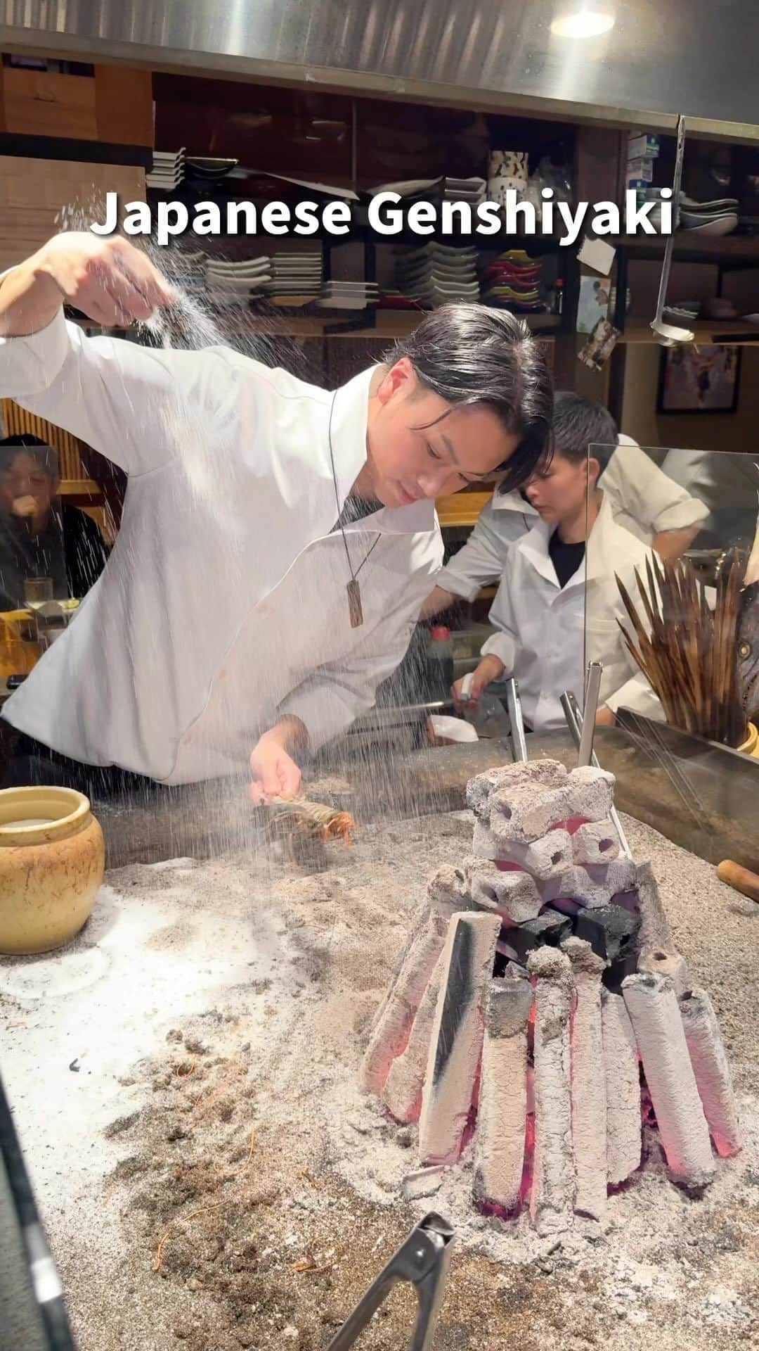 プリン王子のインスタグラム：「圧巻のパフォーマンスで話題の炉端焼き焼き鳥専門店  福岡の天神にあるすみ劇場むさし坐さんは 炉端焼きと焼き鳥の専門店  囲炉裏を使って焼く原始焼きは 塩を振るパフォーマンスが圧巻！  もちろんパフォーマンスだけでなくて 味もしっかりおいしい！  新鮮な魚を使用しているだけでなく 塩を振ることで余分な水分を飛ばすことができて 身がプリップリになるの🤤  ジューシーでほんとうまい！  魚のくさみもほとんどなくて 魚本来の味をしっかりたのしめるのがよかったな  お店の雰囲気もよく 店員さん達の活気があってすてき！  しかもイケメン店員さん多かった👏  実はこのお店のデザートのプリンが ほんとにおいしいの🤤  とろっとなめらかで口どけよすぎるプリンは まずはふつうに味わって 塩をかけて味変！  あまさがましておいしい！  そのあとはレモンをしぼってたべると チーズケーキみたいな味わいに変化  3パターンの味をたのしめておもしろかったし おいしかった〜！  すてきな接客と味で またリピしたいお店☺️  🐟すみ劇場 むさし坐 📍福岡県福岡市中央区渡辺通5-5-12 📱 @musasiza  #福岡グルメ #天神グルメ #福岡旅行 #むさし坐 #魚料理 #塩焼き #原始焼き #博多ディナー #天神ディナー #すみ劇場むさし坐  #japanesefood #プリン #プリ活 #福岡プリン #天神プリン」