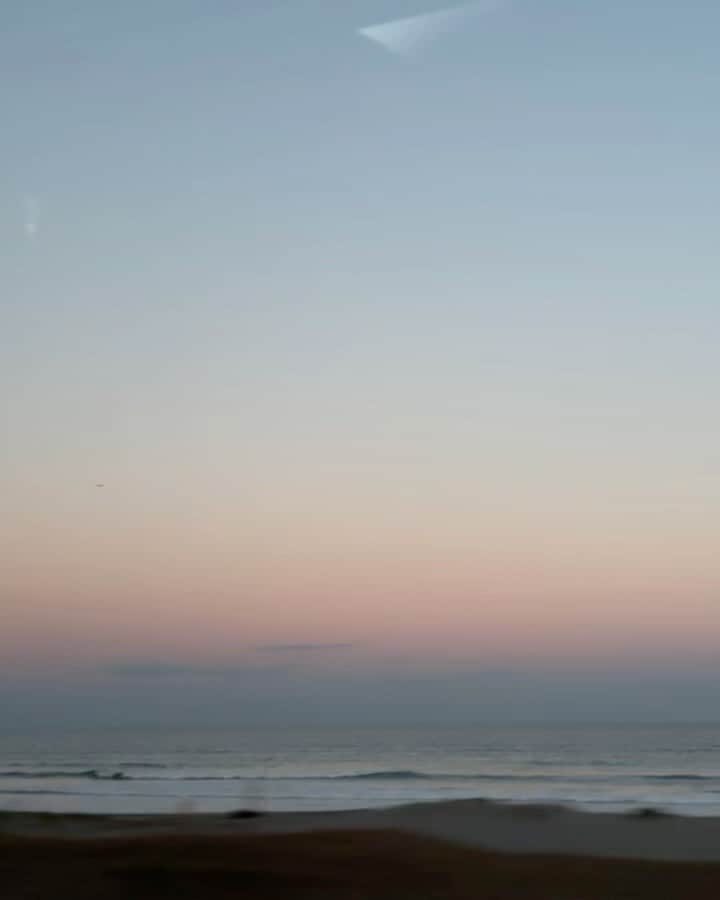 花盛友里のインスタグラム：「なんて綺麗な空！！！！幸せ。。。  冬は嫌いやけど冬の空は本当に好き。美しすぎる。ずっとみられる。感謝ー！」
