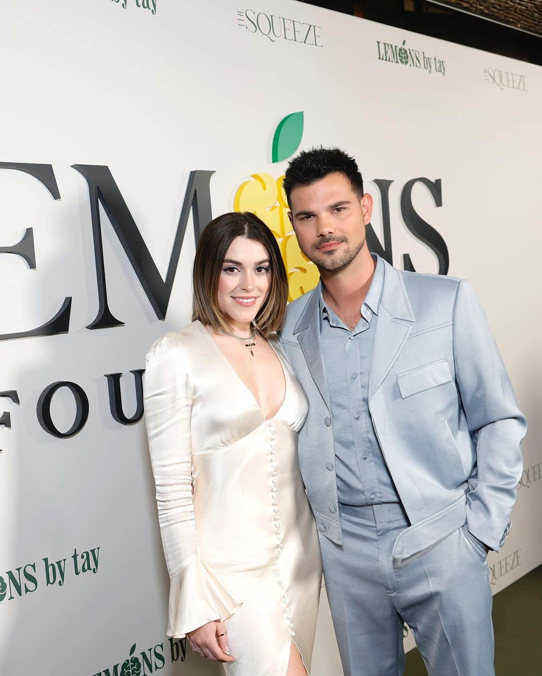 テイラー・ロートナーのインスタグラム：「There is no greater gift in the world than celebrating our 1 year wedding anniversary by hosting our Inaugural Lemons Foundation Gala raising mental health awareness. I am still in shock and awe by the turnout and generosity of so many. @taylautner I am SO proud of you and can’t wait to continue this journey together doing whatever little part we can contribute to such a massive and important need. This is only the beginning! 🍋🍋🍋 @lemonsbytay」