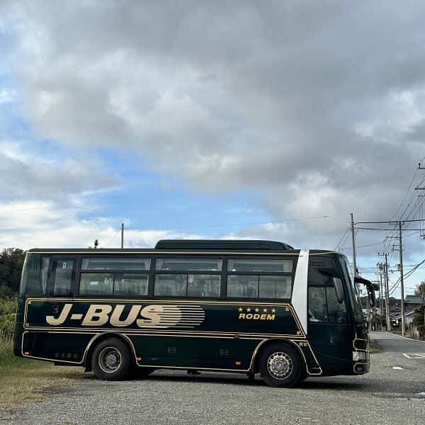 木の家ミヤシタのインスタグラム：「先週末は、宮下木材&宮下の社員旅行旅行でした😊  神戸の事務所で集合して、加東市〜大阪空港へ、チャーター便に乗り（あ、違うか💦）目的地は福岡、美味しいものいっぱい食べました❤︎  中洲に宿泊し、次の日は長崎へ  お天気にも恵まれて、楽しい旅行となりました。  詳細はまた、ブログで❤︎  #社員旅行 #太宰府天満宮 #海のなかみち #金印 #中洲の夜 #クリスマスいるミネーション #クリスマスマーケット #屋台 #長浜ラーメン #ホテルイルパラッツォ #長崎 #大浦天主堂 #飛行機 #バス旅」