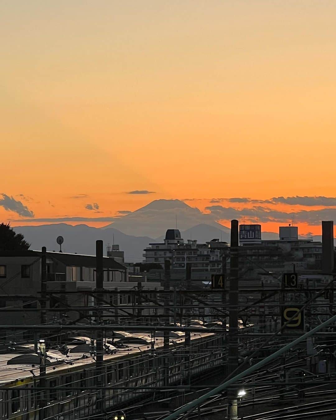 青木俊直さんのインスタグラム写真 - (青木俊直Instagram)「本日の三鷹跨線橋からの富士山 今日は富士山目当ての人が多いね！」11月14日 16時40分 - aoki818