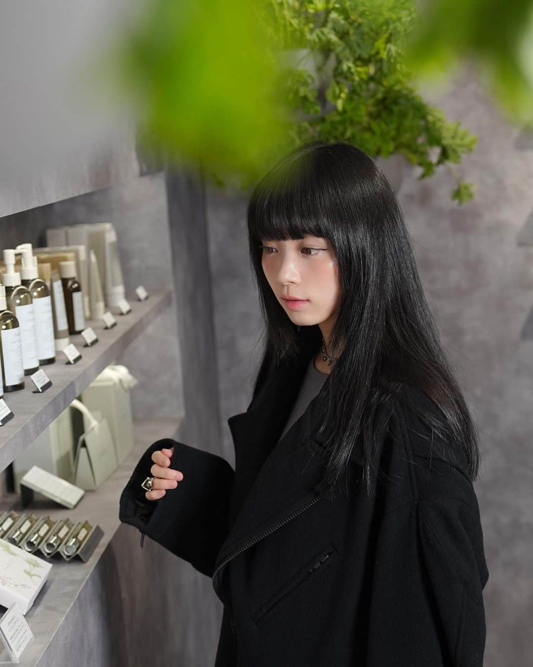 ゆらさんのインスタグラム写真 - (ゆらInstagram)「11月20日までZero Base表参道で開催中の THREE「ESSENTIAL SCENTS GARDEN」に行ってきました 合成香料不使用の精油のみで香りを付けたプラントベースのオードトワレが新作で出たよ ナチュラルな香りなので色んな人に響きそう 本来の自分に戻るという意味のWRITTEN IN STONEが一番地球を感じて好きだった🌏 このシリーズの中で重ね付けも推奨しているそうでWRITTEN IN STONE + IN BLOOMが好きかも  持ち歩きやすいサイズなのでいつでも手軽に楽しめる香り  @threecosmetics #エッセンシャルセンツ #フレグランス #PR」11月14日 16時44分 - yura_pk