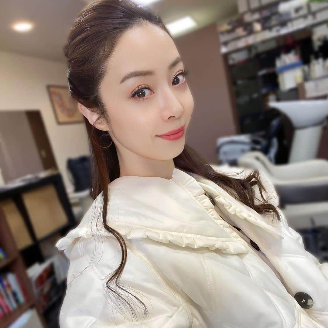 白田久子さんのインスタグラム写真 - (白田久子Instagram)「KUTVアナウンサーりおちゃんと撮影🤍 高知を贈ろうギフトコンクールの商品を5週に渡って番組で紹介します🎁2人でお料理したり食べたり飲んだり楽しい撮影でした。毎週土曜日放送なのでお楽しみに🍅 ・ KUTV 【あさコレ】午前10:25〜 11/11・18・25 12/2・9 #あさコレ #高知を贈ろう #高知を贈ろうギフトコンクール  #高知子育て #年子ママ」11月14日 16時45分 - hisako_shirata
