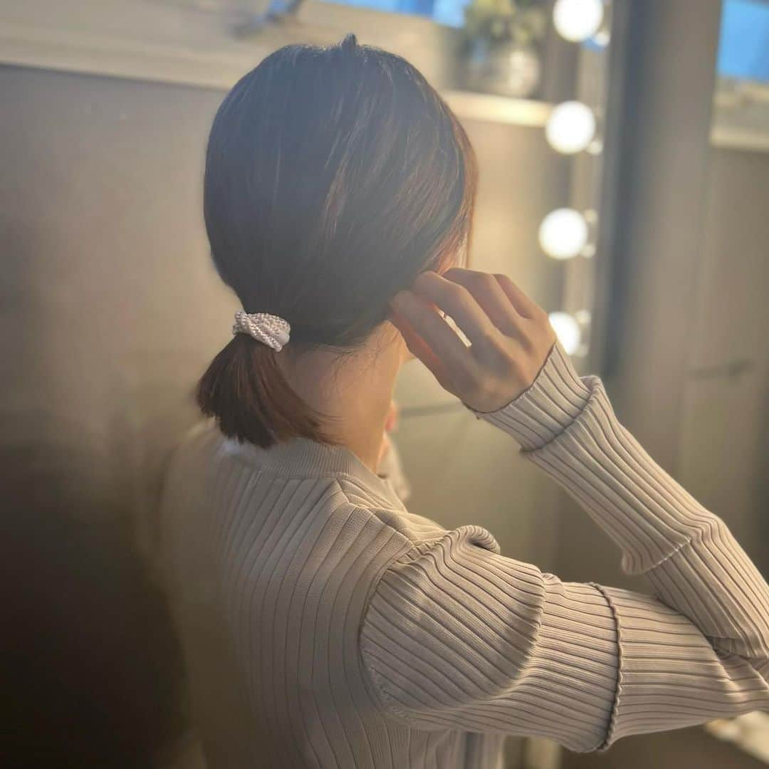 乙黒えりさんのインスタグラム写真 - (乙黒えりInstagram)「《これはオススメ》おしゃれなヘアゴム  伊勢丹にも売ってる　@franceluxejapan  ポニーテールチューブ知ってる？？  一般的なヘアゴムは跡がつきやすく、すぐ切れたり伸びたりしちゃいますよね。 フランスラックスのポニーチューブは 長持ちするし色や種類が豊富！  腕に付けててもかわいいし、 1本あたり約333円くらいで長持ちするのでとてもコスパがよいです⭕️ 髪が結べるようになったので、早速使ってみたら、短めヘアのアレンジにもいい感じ‼️  今ならクーポンコード【fleri】 500円OFFをいただいたので是非使ってください！12/15までだよ✨  私はベーシックカラーが何種類か入っているベージュやブラウンのものにしました✨お洋服に合わせて色も変えれるしね！先日のコンサートにはベージュを使ったよ！  #pr#フランスラックス#ヘアゴム#franceluxe#ポニーテールチューブ」11月14日 16時46分 - ellyotoguro