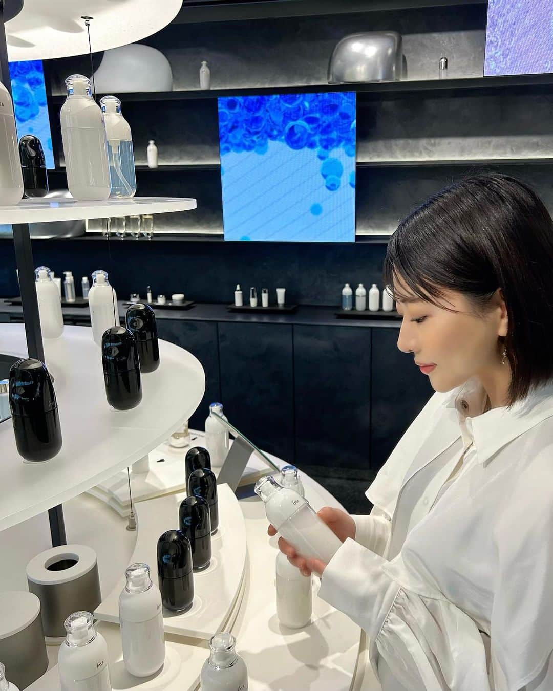 宮瀬彩加さんのインスタグラム写真 - (宮瀬彩加Instagram)「IPSA 「素肌Journeyイベント」に参加してきました☺   一般公開初となる IPSA青山オフィス「IPSA no NIWA」にて行われていて イプサの歴史を知れたり おしゃれな空間で、ほんとにたっぷりと時間をかけて 丁寧な肌測定やカウンセリングを体験出来て その測定結果から自分にぴったりのMEと洗顔料を選んで プレゼントしていただくことができました✨   化粧液「ME(エム・イー)」は 肌の本質に向き合い、素肌に自信をつくる化粧液で、一人ひとりの異なる肌状態にあわせて、 16種類のMEから肌測定とカウンセリングでぴったりの1本を選定する商品で自分で選ぶとなると、迷ったりするけど 肌測定の結果で目に見えるので安心だなと思いました☺️   あと私は肌測定って初めてでドキドキしたけど やっぱり乾燥肌で水分保持力が低いから 保湿はたっぷりしなきゃなとか 透明感という項目はとってもいい状態だったので 自信にも繋がったり。✨   他にも肌の色から似合う色だったりなんかも出て 知ってるようで知らなかった自分の肌のこと たくさん知れて それ自体ほんとにとってもいい時間でした！！   私に合ったMEは3番で、 洗顔料はモイスチュアフォームが合ってるとのこと。   頂いた後から早速使ってますが 使用感がほんとに気持ちよくて、潤いがキープされる感じがします。 もっちりした透明感あるお肌目指して使っていきたいな☺️✨   ほんと最高だったので是非 イベントに参加してみてください！！ (詳しくは　@ipsa_jp へ☺)   #PR #IPSA #イプサ #素肌からわたしの自信をつくろう #素肌Journeyイベント」11月14日 16時47分 - ayaka_miyase