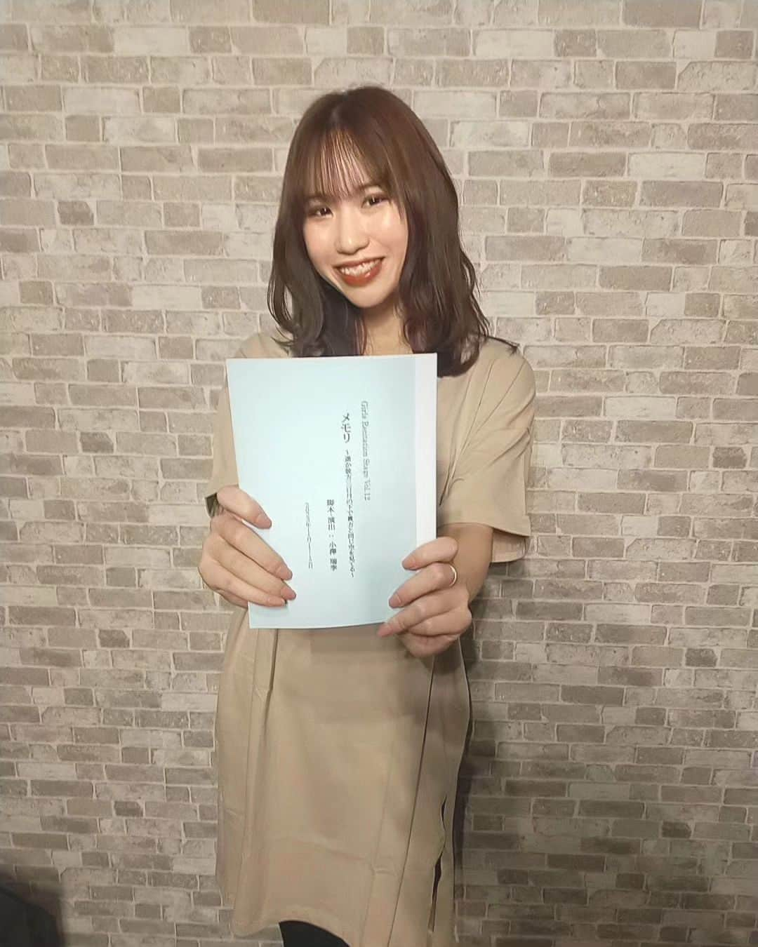 鈴木美南海のインスタグラム：「ガールズ朗読劇『メモリ』 無事に幕が降りました✨ 観に来てくださった方ありがとうございました！！  今回は稽古、本番含め今まで携わってきた作品の中で 過去一期間が短い中で仕上げました。 稽古5回の本番3公演という一瞬の時だったなぁ😳 そんな中で作り上げた今作品。 観に来てくださった方に届いてるといいなぁ！！  リモート稽古も初めてでした！ やっぱリアルとは違うから、会話のテンポとか相手の雰囲気とか つかめない部分が多くて苦戦したけど… でも、リモートがあったからこそ相手をより想像しようとしたし、 今はまで以上に想像力を掻き立てていた。 それがすごくよかったなぁって思った。  初の朗読劇ということで、探りながらではあったけど 同じ“表現”っていうことには変わりはなくて 本当に楽しかった！！！ 以下に朗読でお客様にも想像してもらい、感じてもらえるか。 終わってからXにてありがたいお言葉をいただけた💐 それも、知っている人ではなく、私を初めて知ってくださった方からの評価。 すごく嬉しかった！！！ 私のことを知ってくださってる方は、私を観てくださっているかもしれないけど、 私の演技をみて、ファンになってくださるって本当に嬉しいこと。 毎回舞台に立ったり、人前で演じるとわかる。  “私を知らない人にこそ届けたい”  外見で好きになってもらえるのも嬉しい。 でも、もっと嬉しいと感じるのは “上杉の演技が好き”って言われること。  そのために私はもっともっと努力したい。  そう思えた舞台でした✨✨✨ ・ ・ #ガールズ朗読劇 #grs12メモリ #朗読劇 #千穐楽 #ありがとうございました」