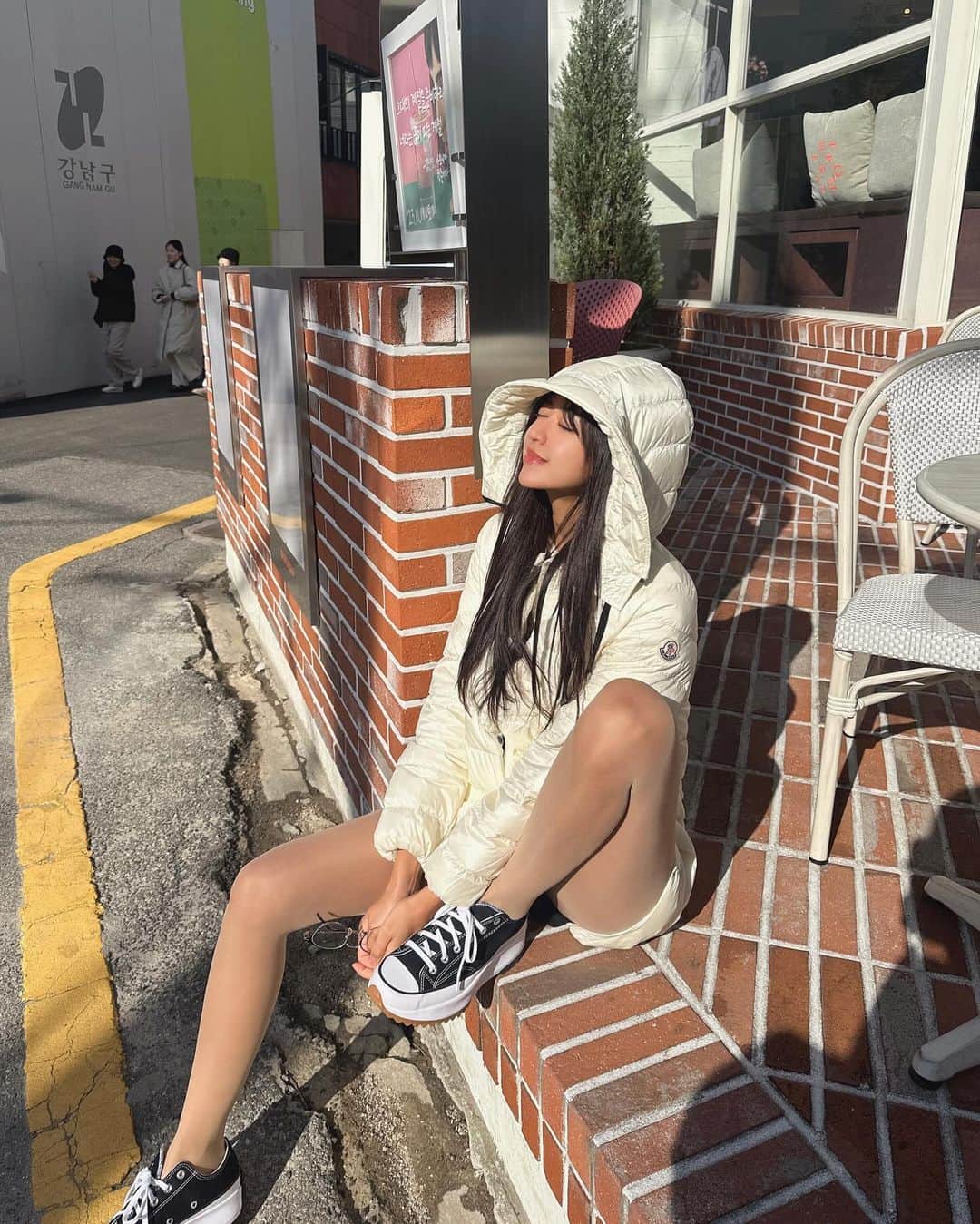 みなみのインスタグラム：「わたしのだいすきな狎鴎亭ロデオ 日本でいうと表参道みたいな感じ☺︎ どこ歩いてもかわいいで溢れててすき♡  わたしは昼間のカフェ巡りしかしたことないけど、噂によると夜は現地のイケメンで溢れてるらしい  #apgujeongrodeo」