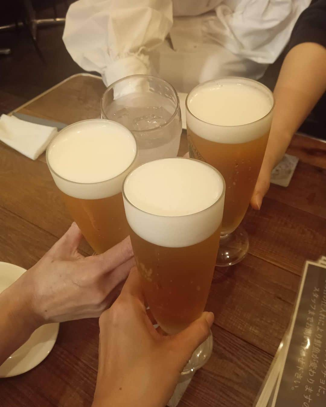 石田燿子のインスタグラム：「先日のゆかいな仲間とのカンパイ🍻  ビールからの、牡蠣🦪なので白ワイン🤍 からのTボーンステーキなので赤ワイン❤️ からの場所を変えてのカンパイへ。 どんだけ🤣 あーゆかいだった🫶🏻🫶🏻ありがとね✨ 次はいつやる？」