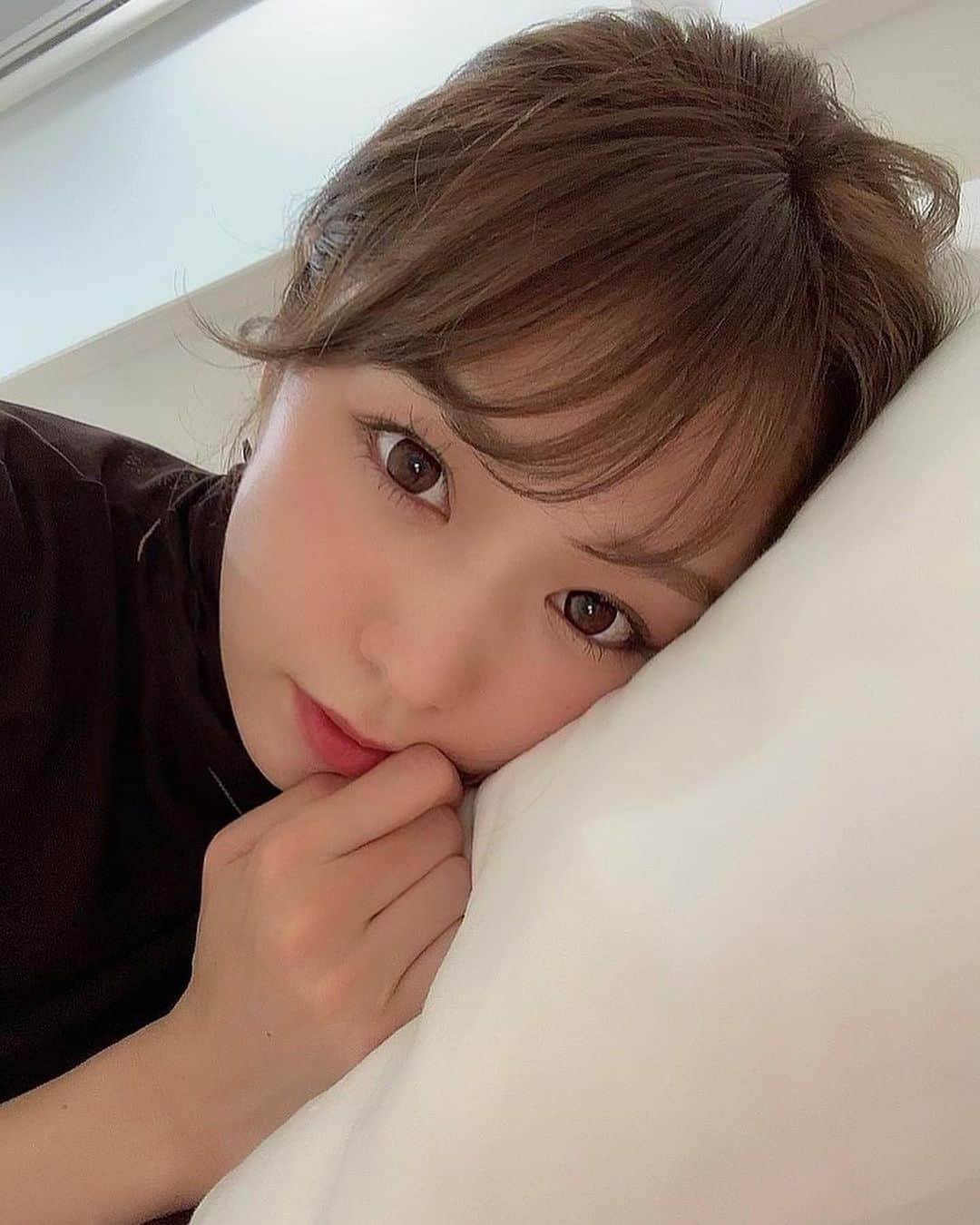 美女美容事情さんのインスタグラム写真 - (美女美容事情Instagram)「《ドキドキする添い寝感🥰💗》⁠ *⠀⠀⠀⠀⠀⠀⁠⠀⁠⠀⁠⠀⁠⠀⁠ 今回ご紹介させて頂きますのは!!👀❤️⁠⠀⁠⠀⁠⠀⁠⠀⁠ 朝山すずさん< @suzu_asayama > の素敵なお写真📸⠀⁠⠀⁠⠀⁠ *⠀⁠ 彼女感があって見惚れてしまいますね😍❤️ こんな美女と目があったらドキッとします❣️✨⠀⠀⠀⁠⠀ *⠀⁠⠀⁠⠀⁠⠀⁠⠀⁠ 朝山すずさん< @suzu_asayama > 素敵な投稿をありがとうございました☺️📸✨⠀⁠ 朝山すずさんのアカウントには他にも素晴らしい投稿が沢山ありますので是非覗いてみてくださいね💁‍♀️💙⁠ ⁠ ⠀⠀⁠⠀⁠⠀⁠⠀⁠ △▼△▼△▼△▼△▼△▼△▼△▼△▼ ⁠⠀⁠⠀⁠⠀⁠ ❤️🧡💛「ビジョビ (美女美容事情)」💚💙💜⠀⠀⠀⠀⠀⠀⠀⠀⠀⠀⠀⠀⠀⠀⁠⠀⁠⠀⁠⠀⁠⠀⁠⠀⁠ 👇掲載ご希望の方は👇⠀⠀⠀⠀⠀⠀⠀⠀⠀⠀⠀⠀⠀⠀⠀⁠⠀⁠⠀⁠⠀⁠⠀⁠⠀⁠ @b_b_j.jタグ付けと🖤 #ビジョビ ⁠⠀⁠ 🖤タグ付けお願いします⠀⠀⠀⠀⠀⠀⠀⠀⠀⠀⠀⠀⠀⠀⠀⁠⠀⁠⠀⁠⠀⁠⠀⁠⠀⁠ △▼△▼△▼△▼△▼△▼△▼△▼△▼ ⁠⠀⁠ #美女#美人#添い寝#彼女感 #透明感#バイク女子#バイク #インスタ美女#インスタ美人」11月14日 16時55分 - b_b_j.j